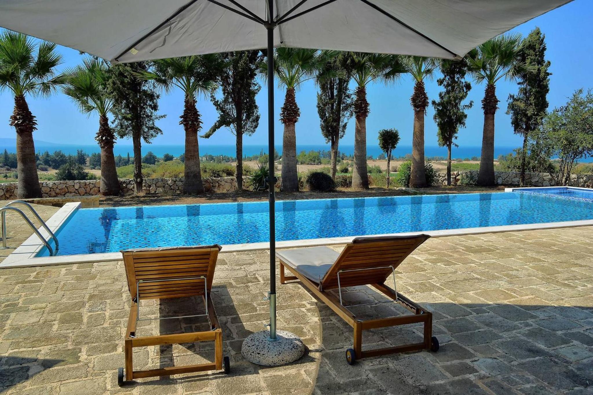Incredible Large Villa In Paphos sleeps 14 Children Pool, Jacuzzi, Huge Garden