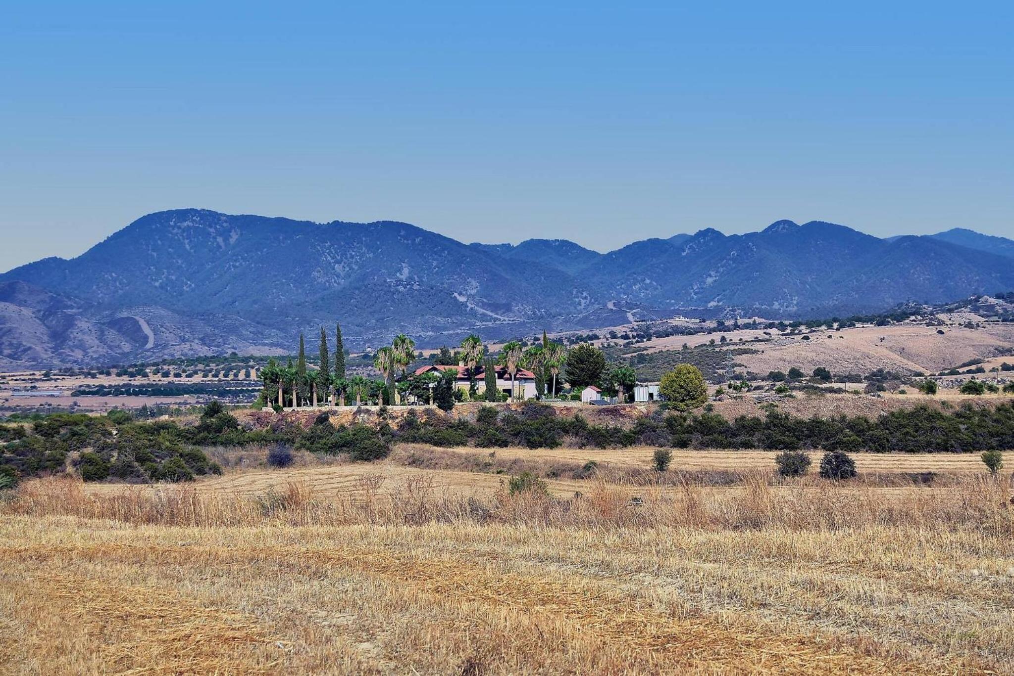 Incredible Large Villa In Paphos sleeps 14 Children Pool, Jacuzzi, Huge Garden