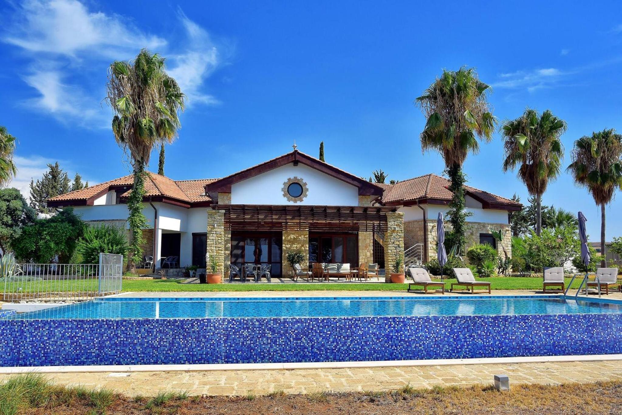 Incredible Large Villa In Paphos sleeps 14 Children Pool, Jacuzzi, Huge Garden
