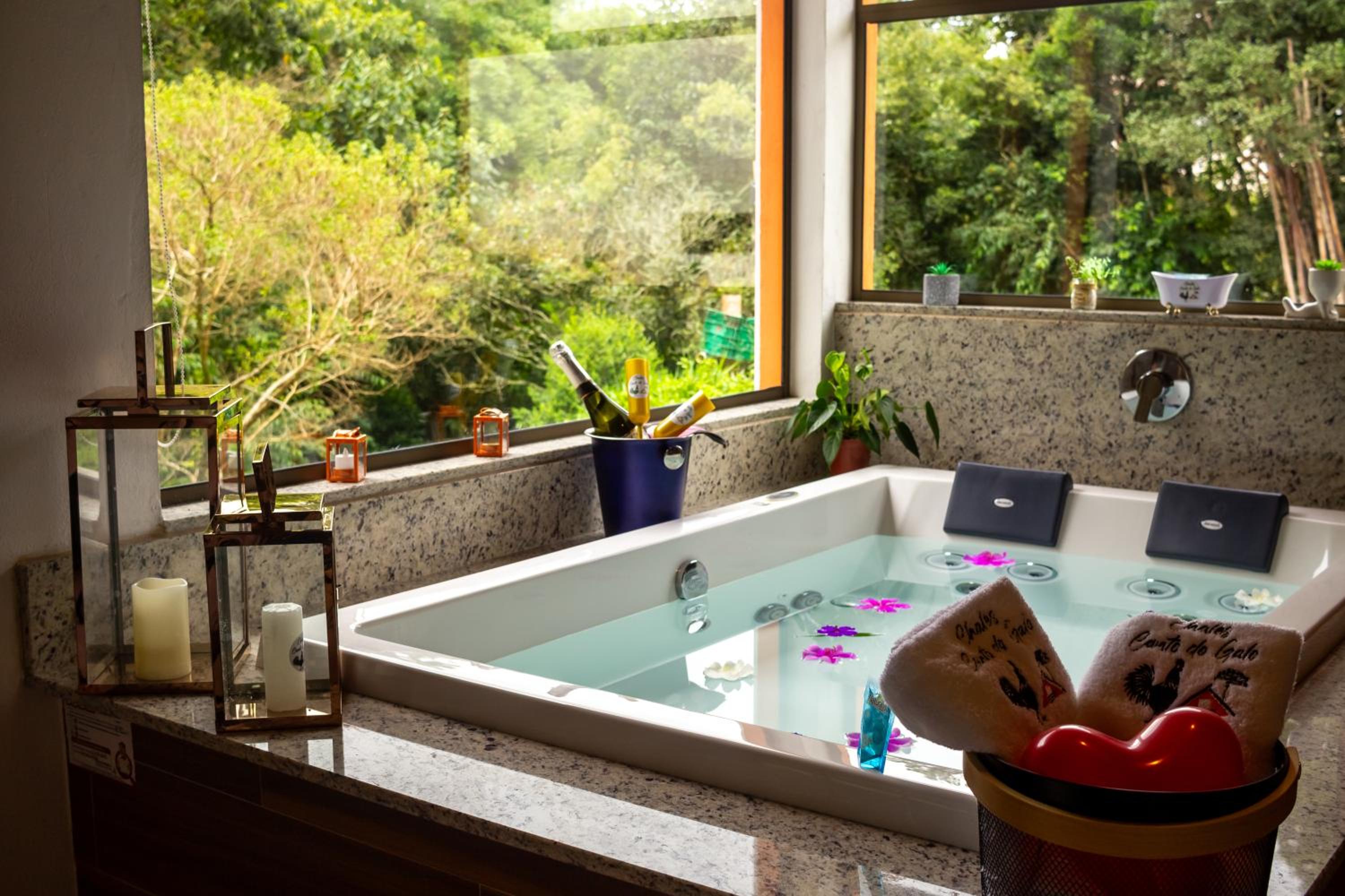 Chalé Canto do Galo 2 - Hidro da Jacuzzi, Lareira Ecológica, Cozinha Completa, Wi-Fi 80mbps, próximo a comércio local e relaxando ao som do riacho