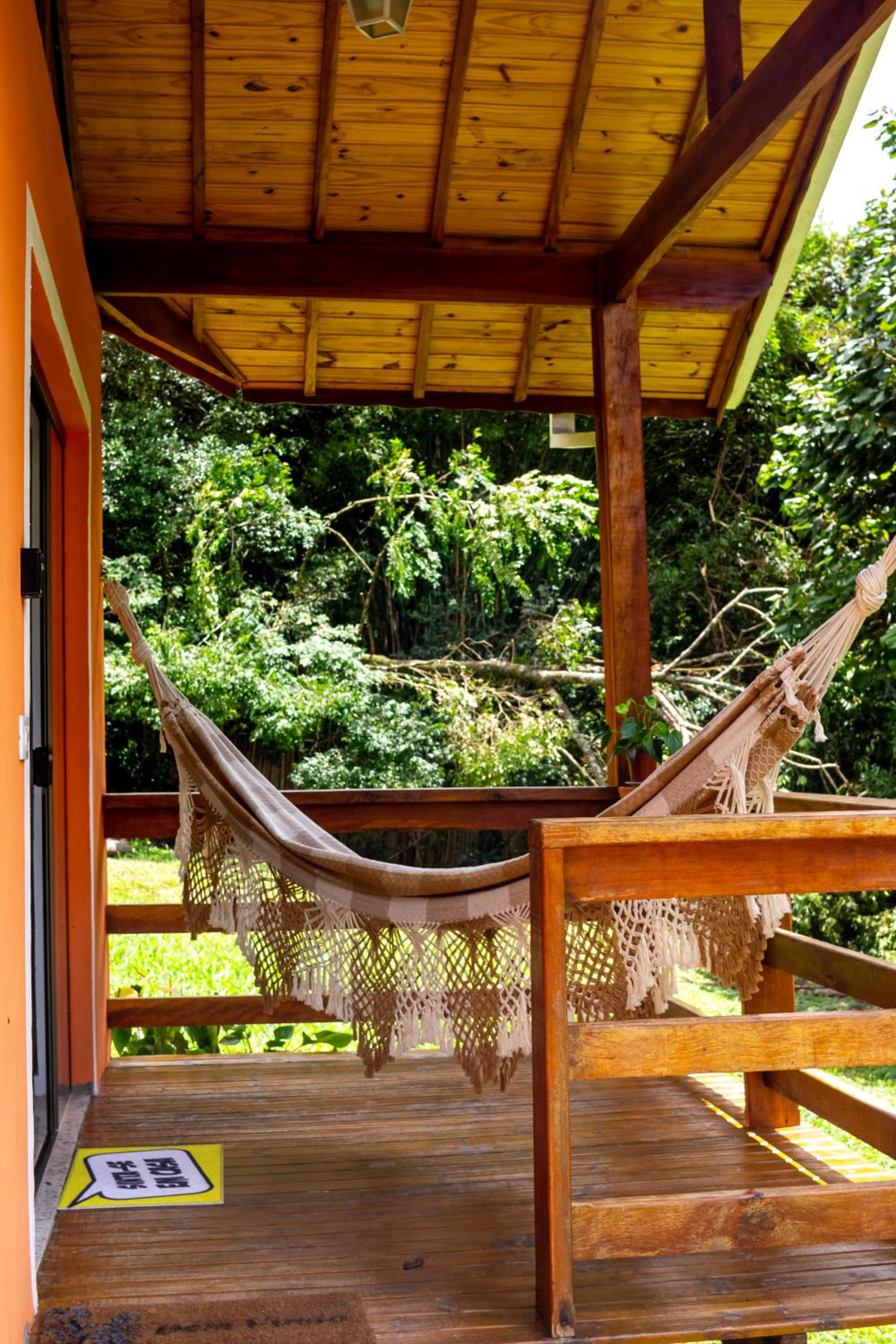 Chalé Canto do Galo 2 - Hidro da Jacuzzi, Lareira Ecológica, Cozinha Completa, Wi-Fi 80mbps, próximo a comércio local e relaxando ao som do riacho