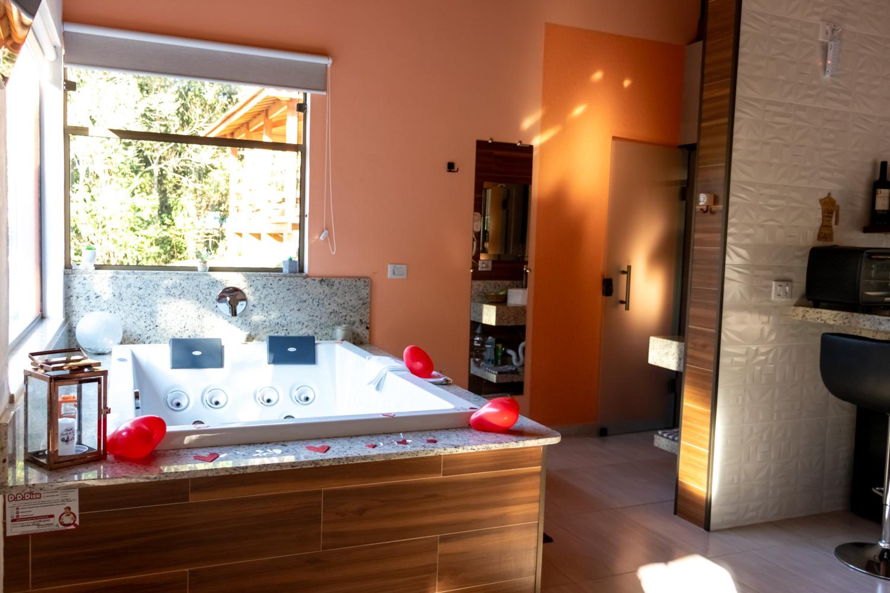 Chalé Canto do Galo 2 - Hidro da Jacuzzi, Lareira Ecológica, Cozinha Completa, Wi-Fi 80mbps, próximo a comércio local e relaxando ao som do riacho