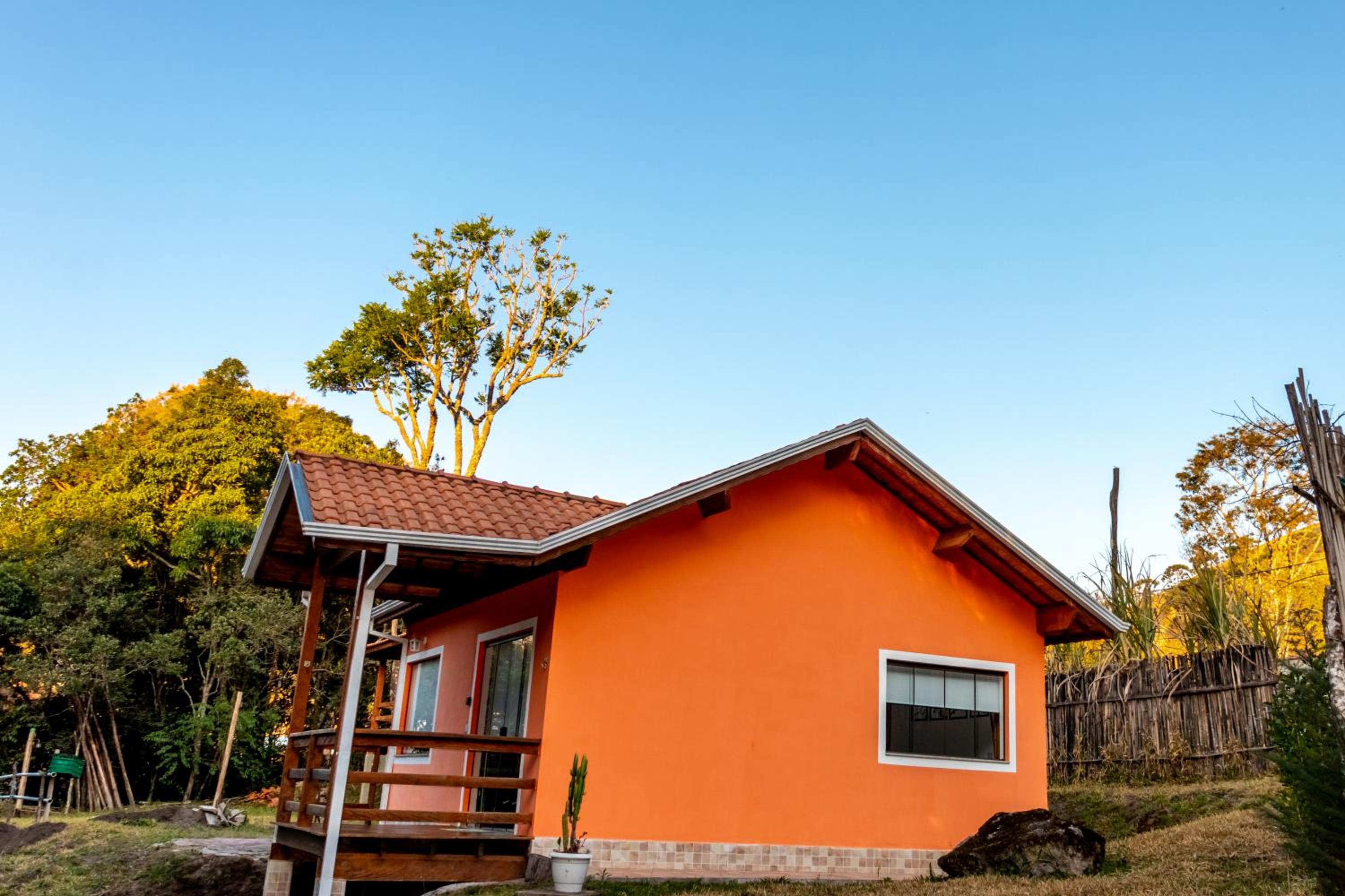 Chalé Canto do Galo 2 - Hidro da Jacuzzi, Lareira Ecológica, Cozinha Completa, Wi-Fi 80mbps, próximo a comércio local e relaxando ao som do riacho