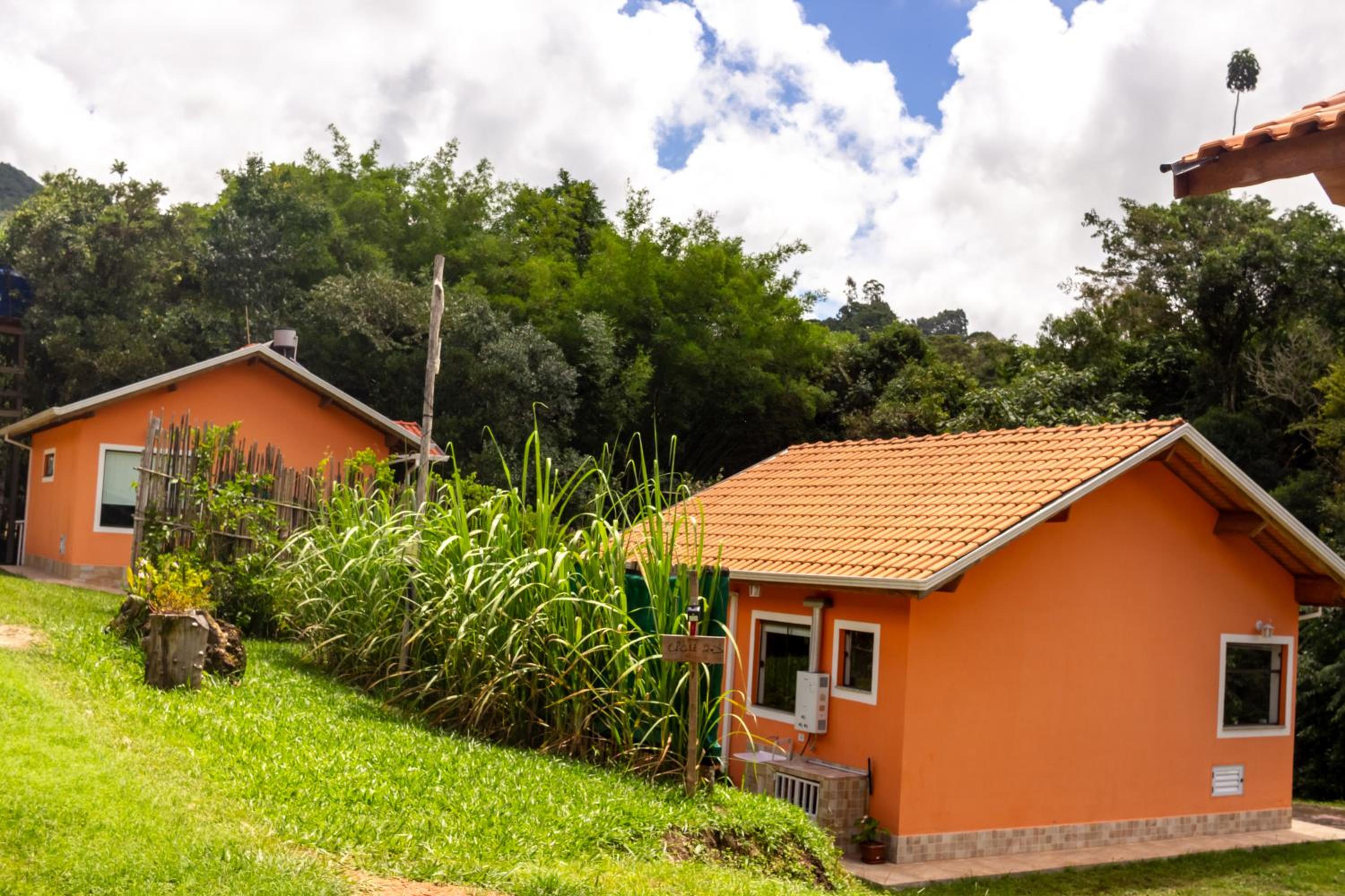 Chalé Canto do Galo 2 - Hidro da Jacuzzi, Lareira Ecológica, Cozinha Completa, Wi-Fi 80mbps, próximo a comércio local e relaxando ao som do riacho