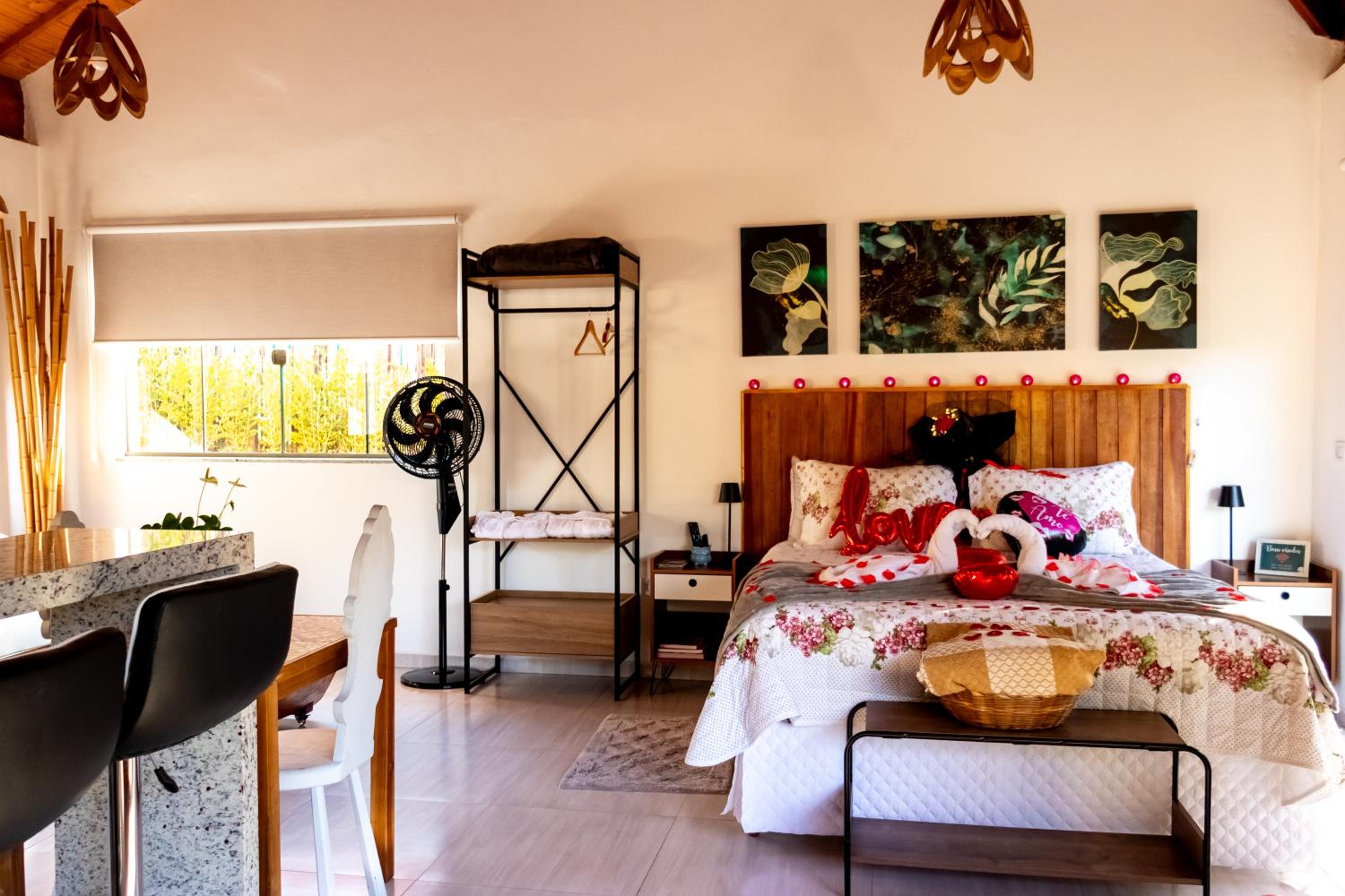 Chalé Canto do Galo 2 - Hidro da Jacuzzi, Lareira Ecológica, Cozinha Completa, Wi-Fi 80mbps, próximo a comércio local e relaxando ao som do riacho