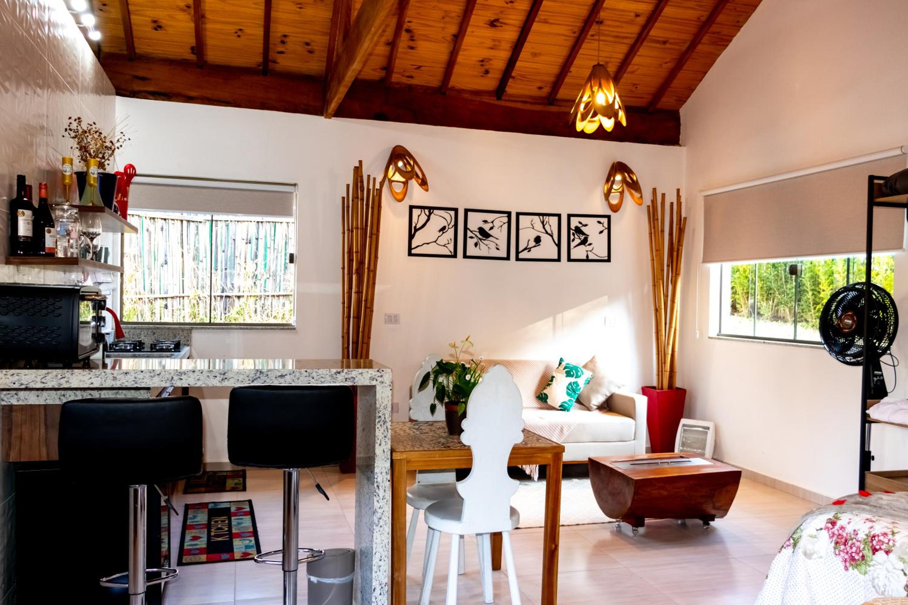 Chalé Canto do Galo 2 - Hidro da Jacuzzi, Lareira Ecológica, Cozinha Completa, Wi-Fi 80mbps, próximo a comércio local e relaxando ao som do riacho