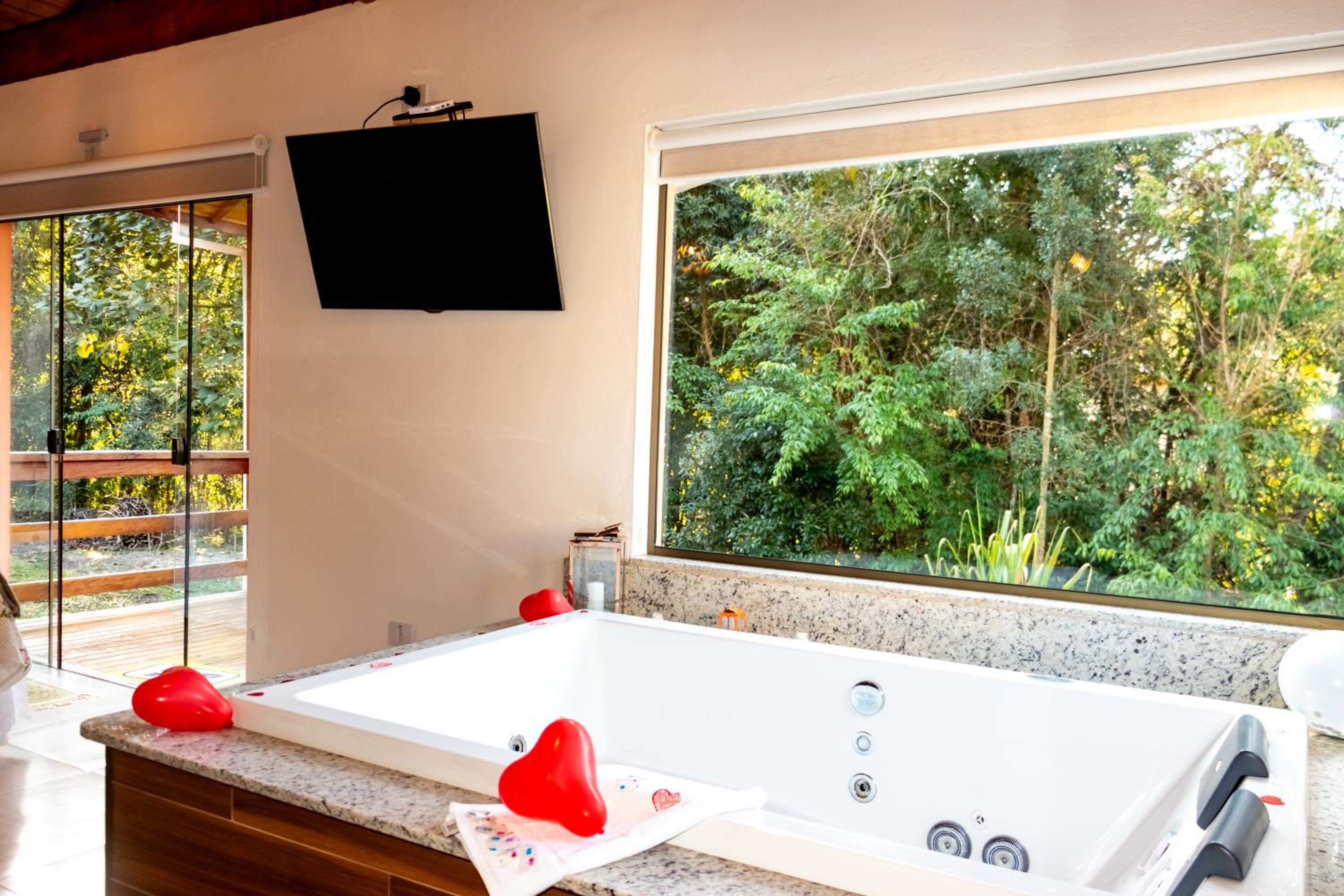 Chalé Canto do Galo 2 - Hidro da Jacuzzi, Lareira Ecológica, Cozinha Completa, Wi-Fi 80mbps, próximo a comércio local e relaxando ao som do riacho