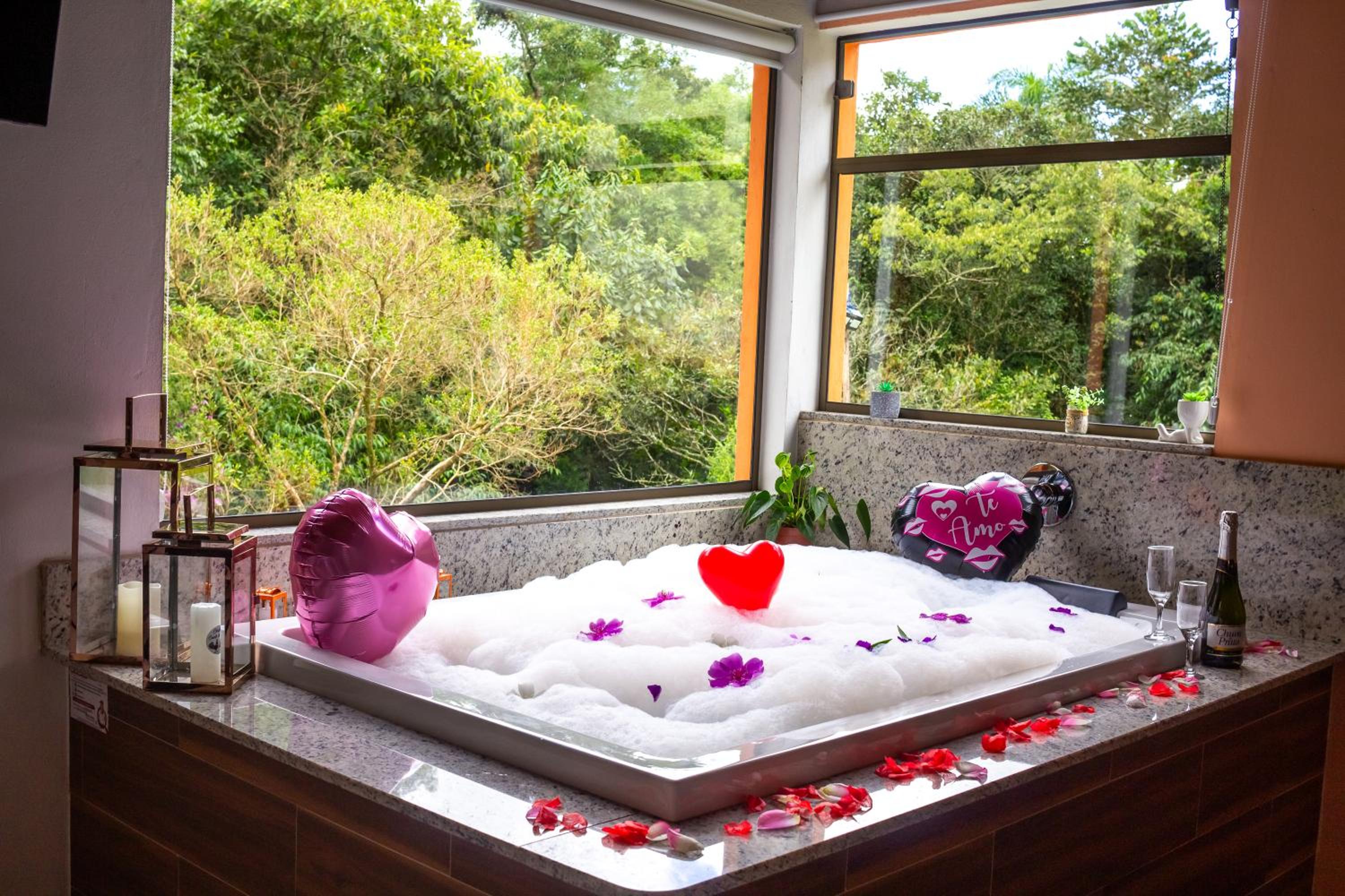 Chalé Canto do Galo 2 - Hidro da Jacuzzi, Lareira Ecológica, Cozinha Completa, Wi-Fi 80mbps, próximo a comércio local e relaxando ao som do riacho