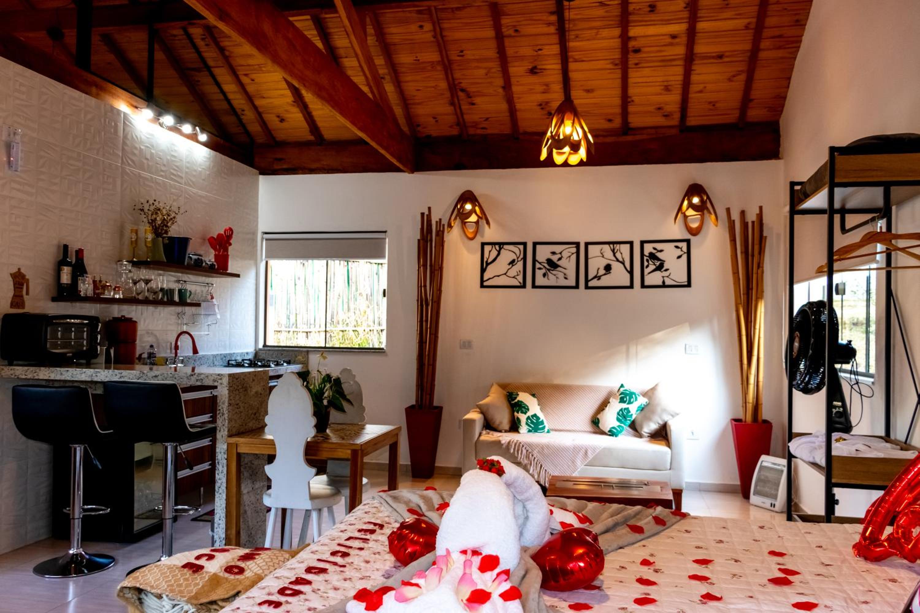 Chalé Canto do Galo 2 - Hidro da Jacuzzi, Lareira Ecológica, Cozinha Completa, Wi-Fi 80mbps, próximo a comércio local e relaxando ao som do riacho