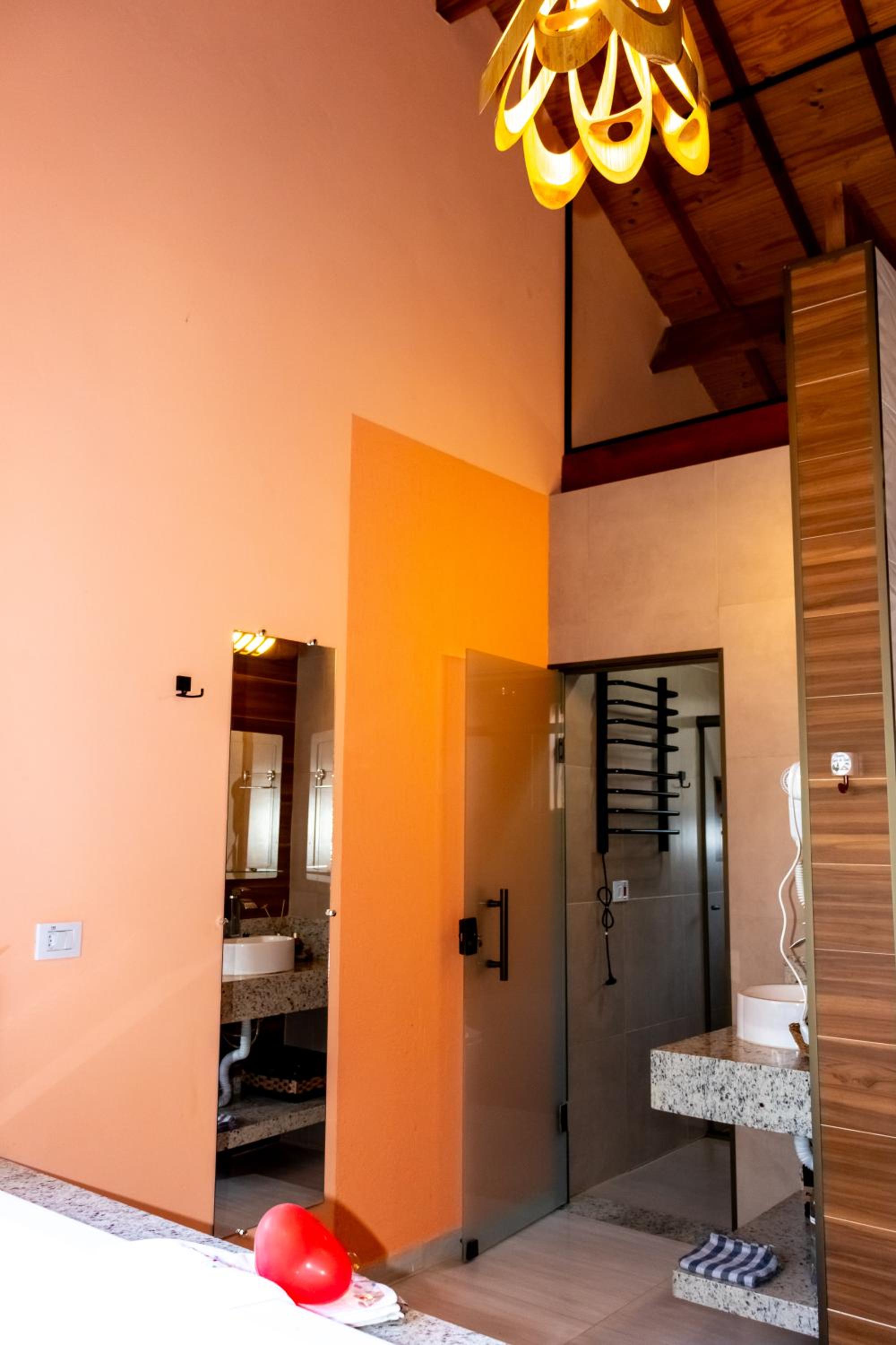 Chalé Canto do Galo 2 - Hidro da Jacuzzi, Lareira Ecológica, Cozinha Completa, Wi-Fi 80mbps, próximo a comércio local e relaxando ao som do riacho