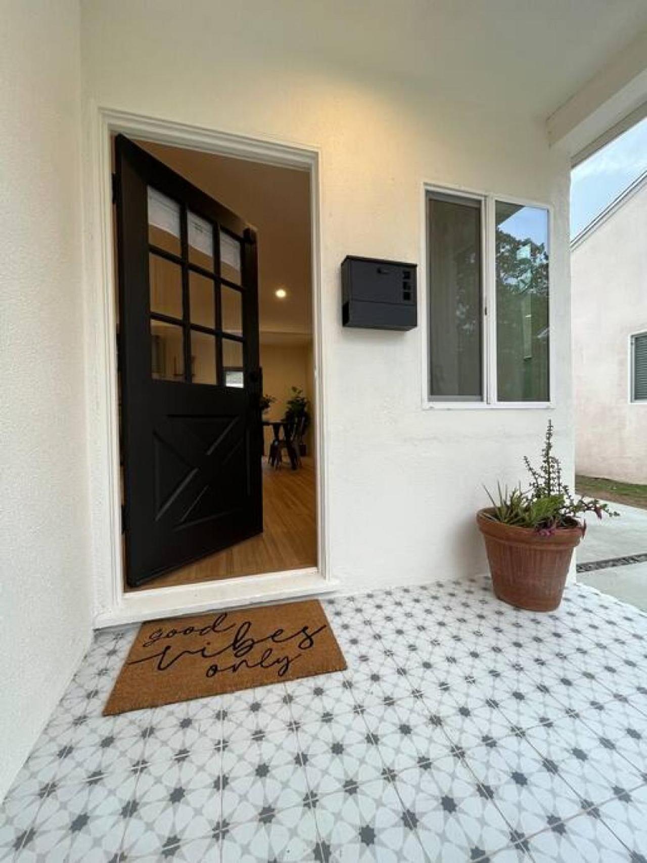 Beautiful Designer 4 bed near Universal sleeps 10