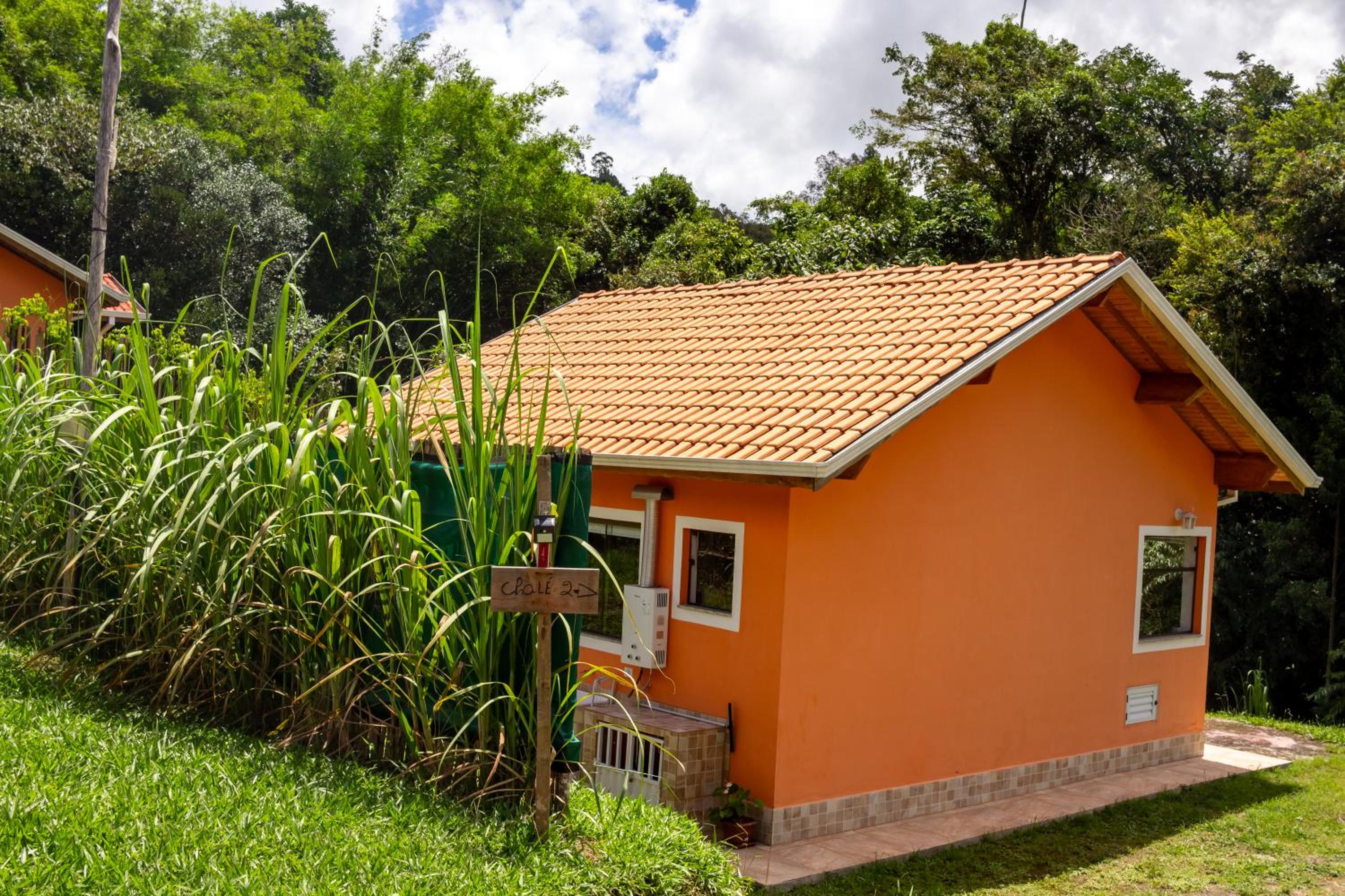 Chalé Canto do Galo 2 - Hidro da Jacuzzi, Lareira Ecológica, Cozinha Completa, Wi-Fi 80mbps, próximo a comércio local e relaxando ao som do riacho