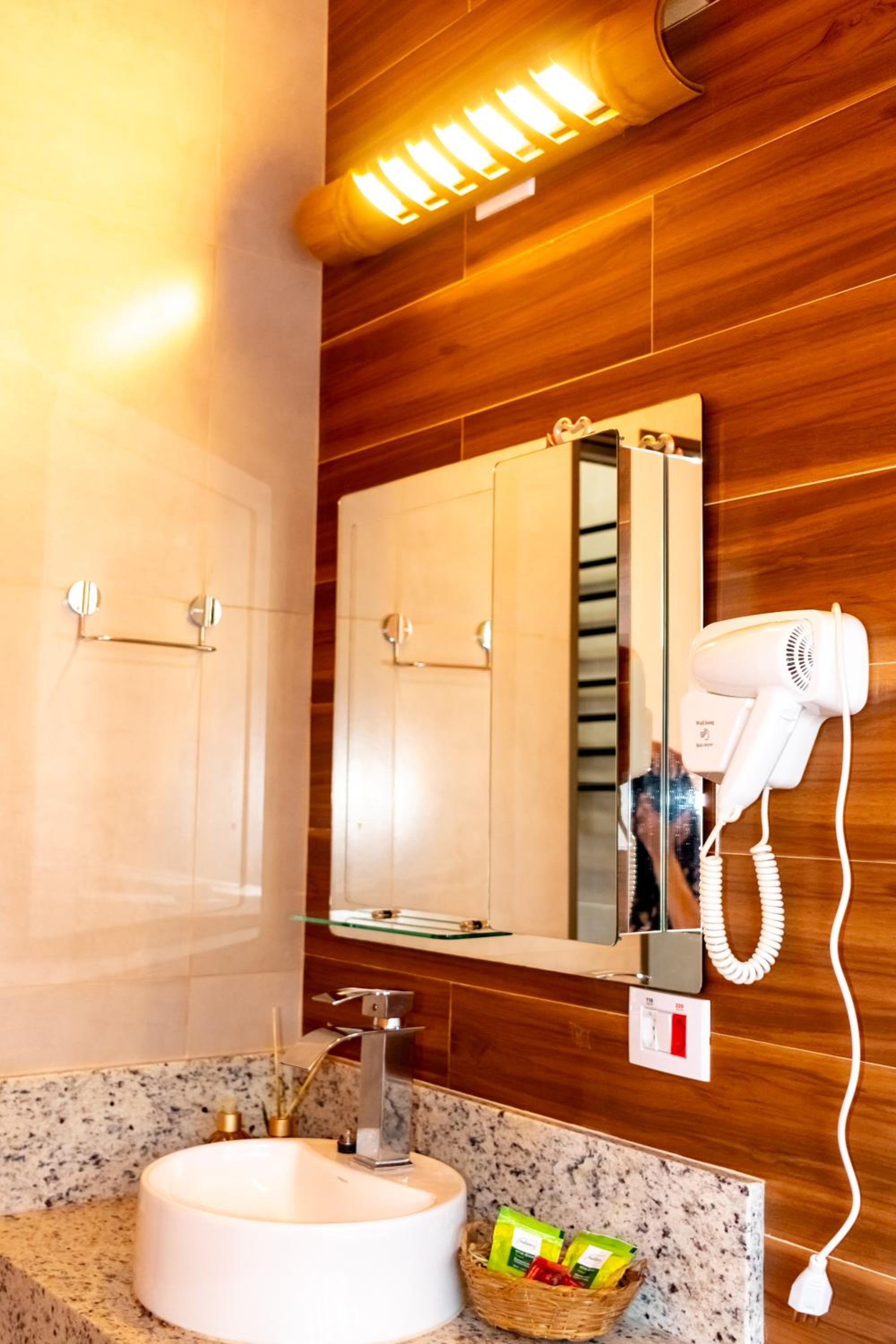Chalé Canto do Galo 2 - Hidro da Jacuzzi, Lareira Ecológica, Cozinha Completa, Wi-Fi 80mbps, próximo a comércio local e relaxando ao som do riacho
