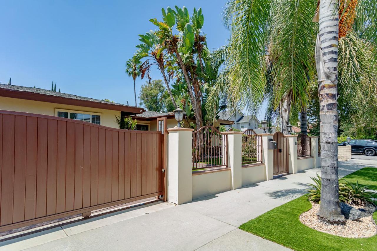 Cozy Home with Pool and Jacuzzi Minutes from Universal Studios