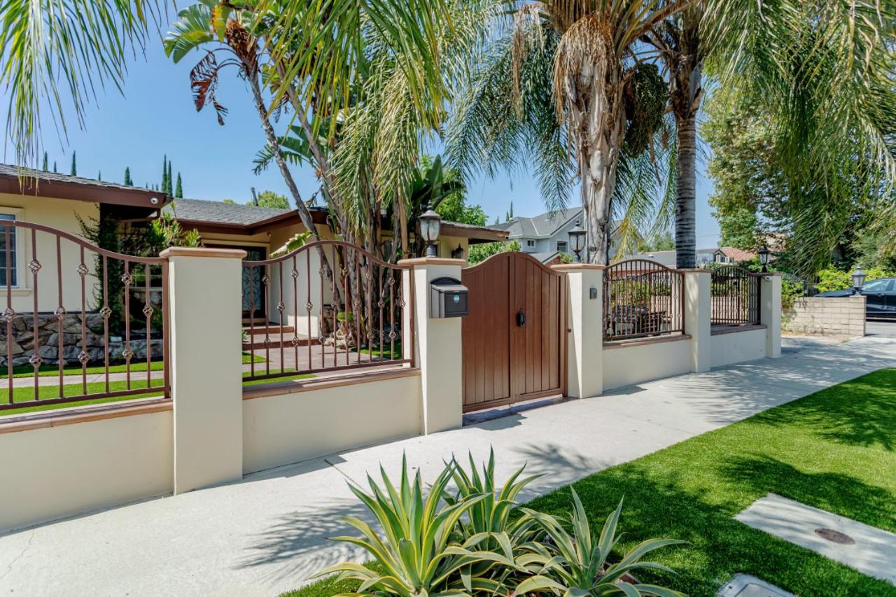 Cozy Home with Pool and Jacuzzi Minutes from Universal Studios