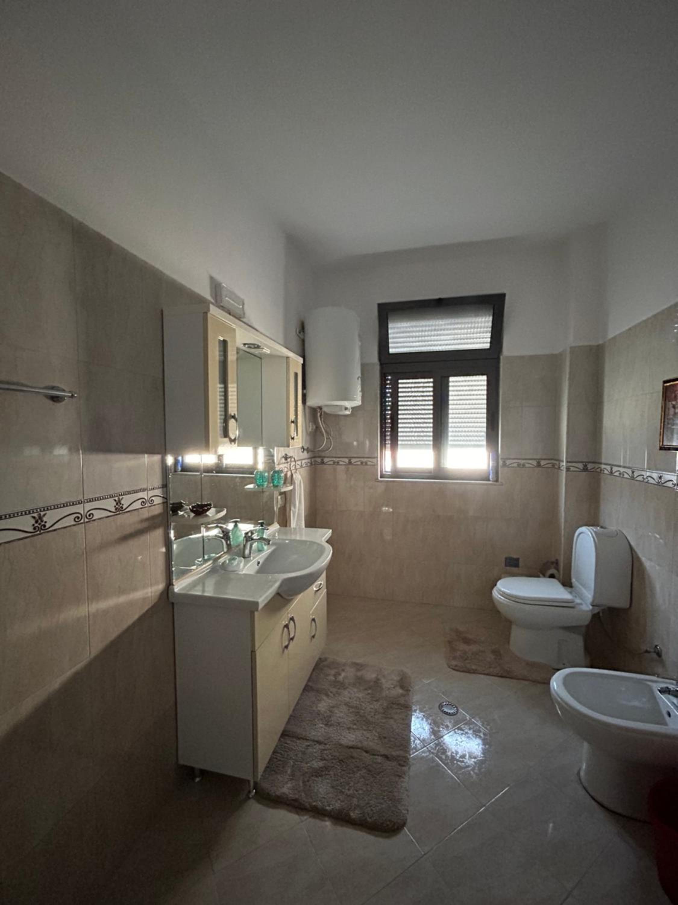 J & Nilson's Apartment In Shkodra Center