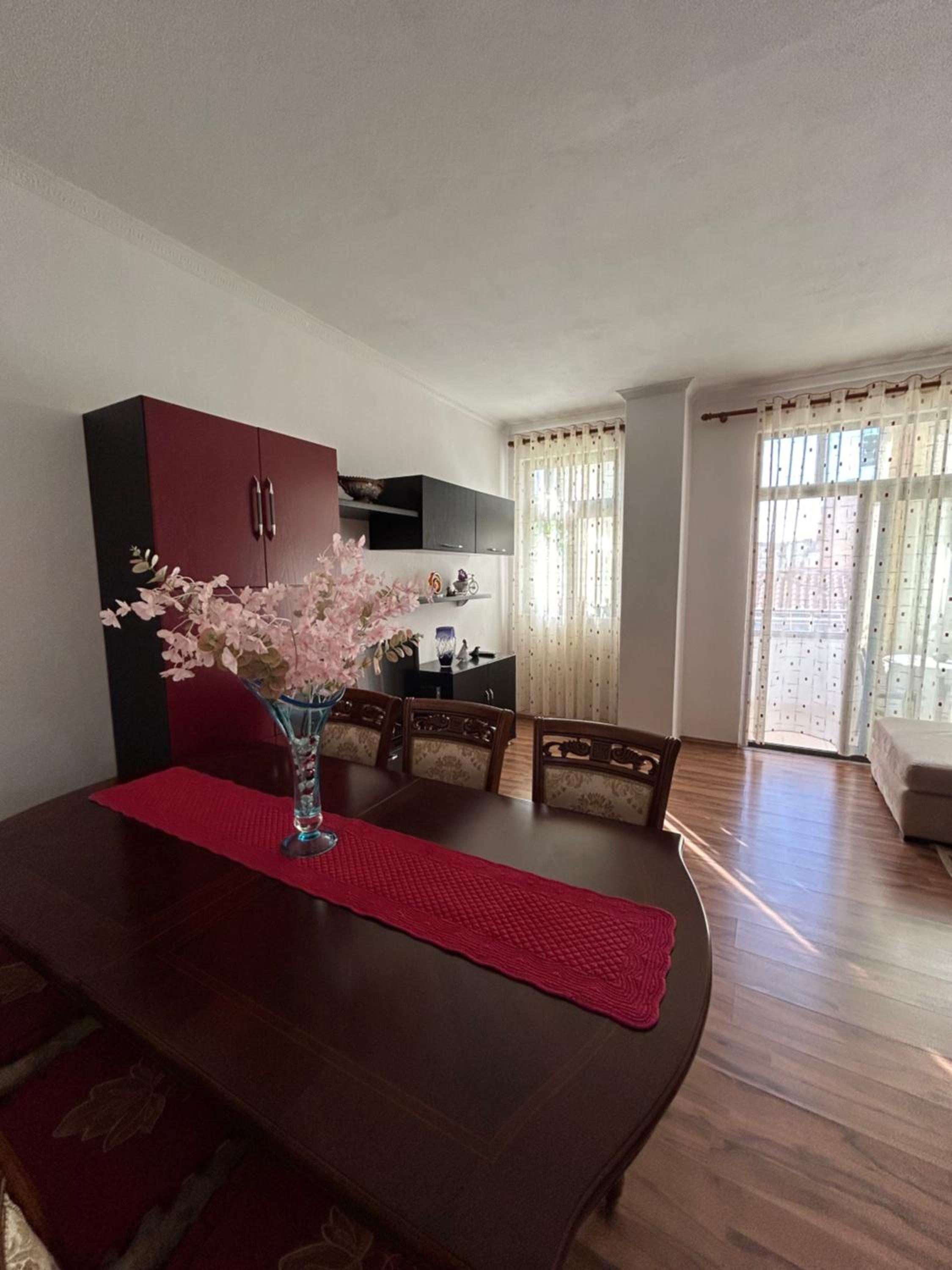 J & Nilson's Apartment In Shkodra Center