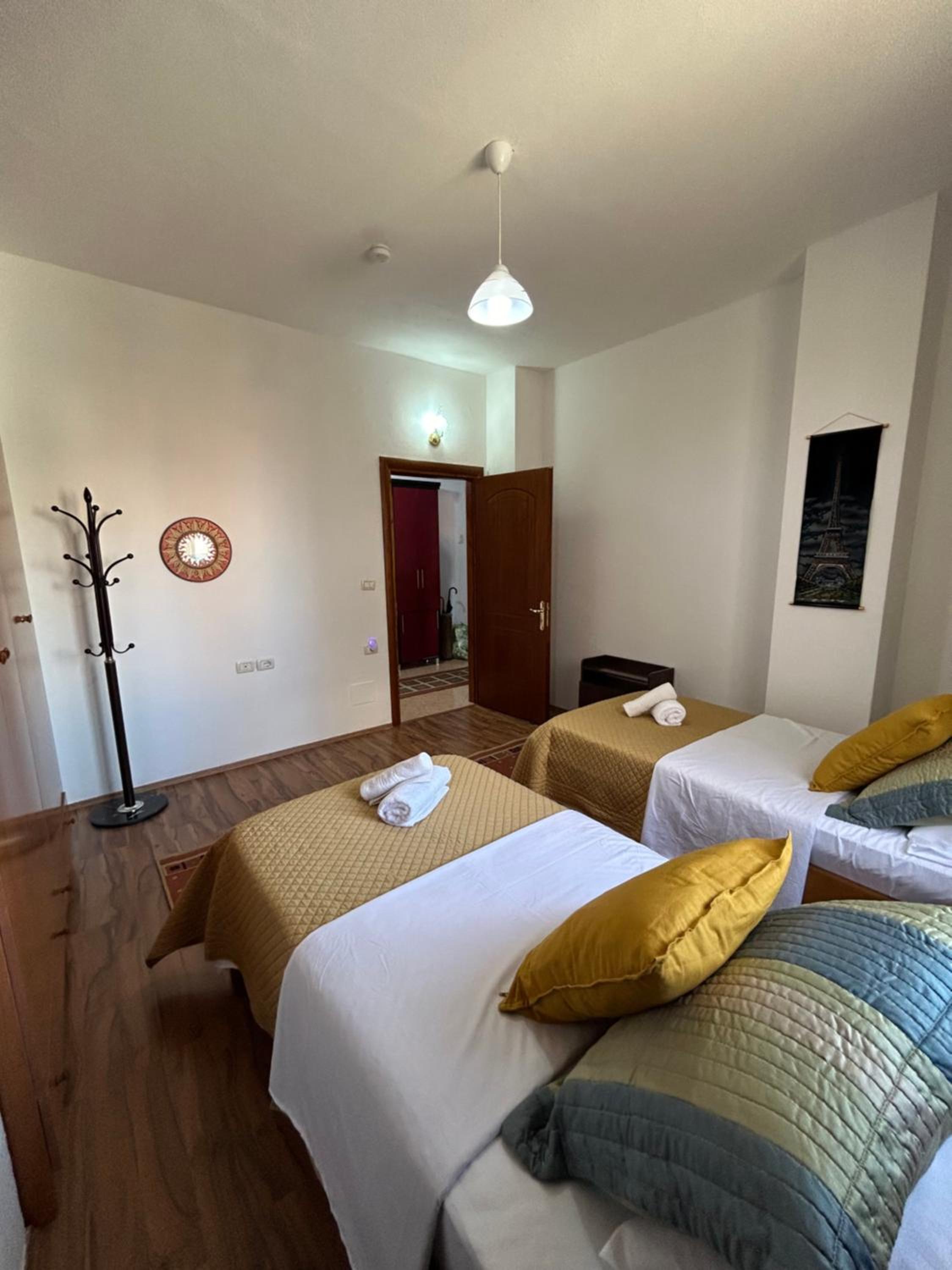 J & Nilson's Apartment In Shkodra Center