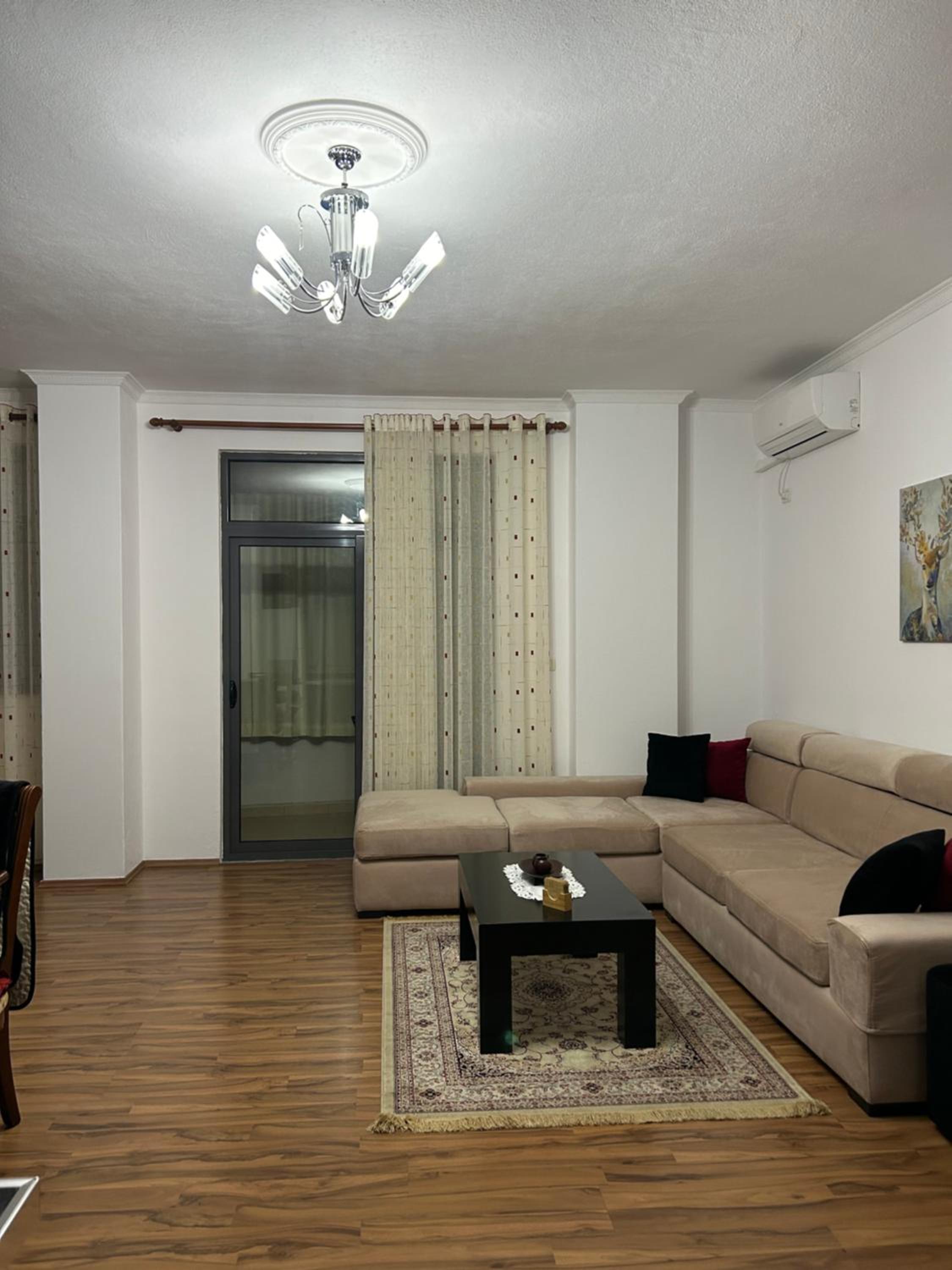 J & Nilson's Apartment In Shkodra Center