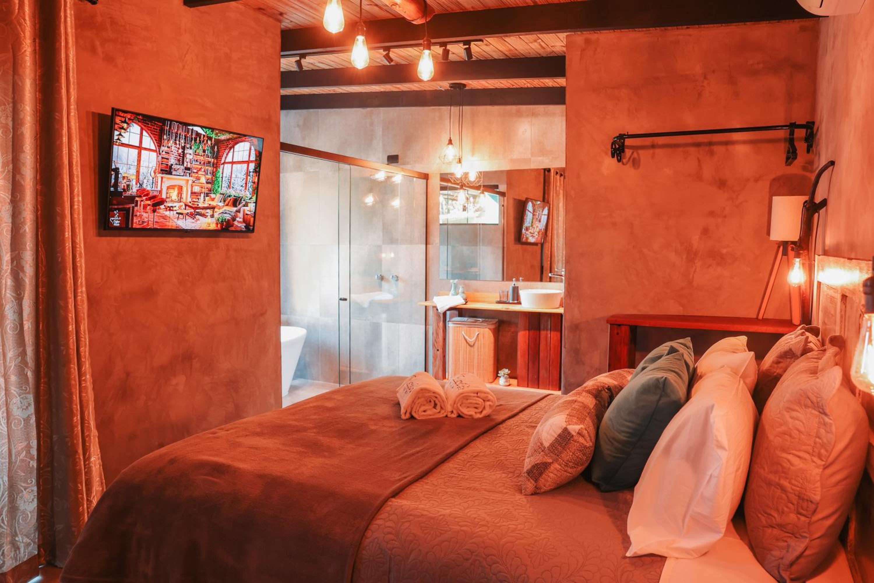 Chalé Romântico em Curitiba, climatizado com banheira - TinyHousePassauna
