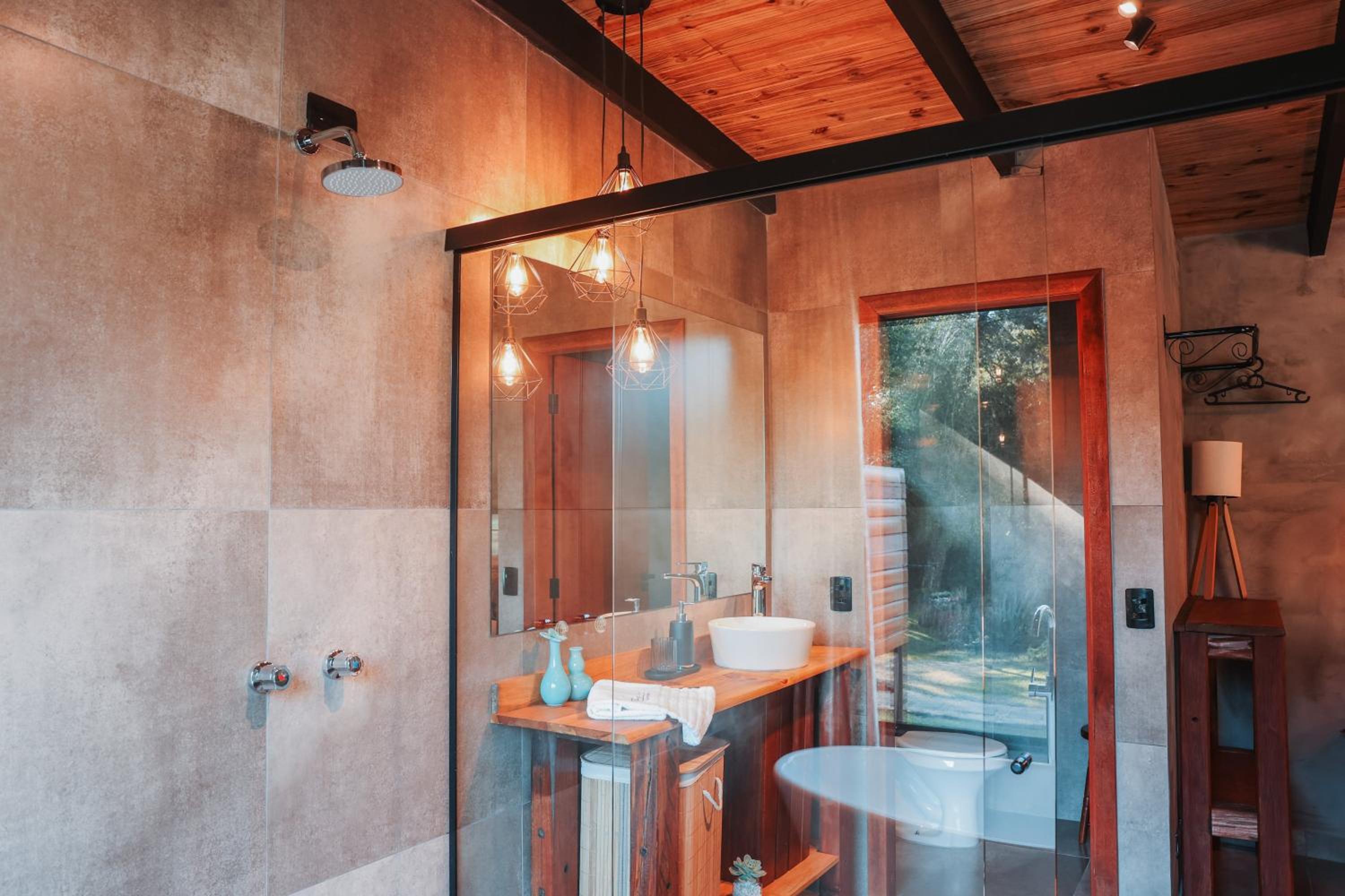 Chalé Romântico em Curitiba, climatizado com banheira - TinyHousePassauna