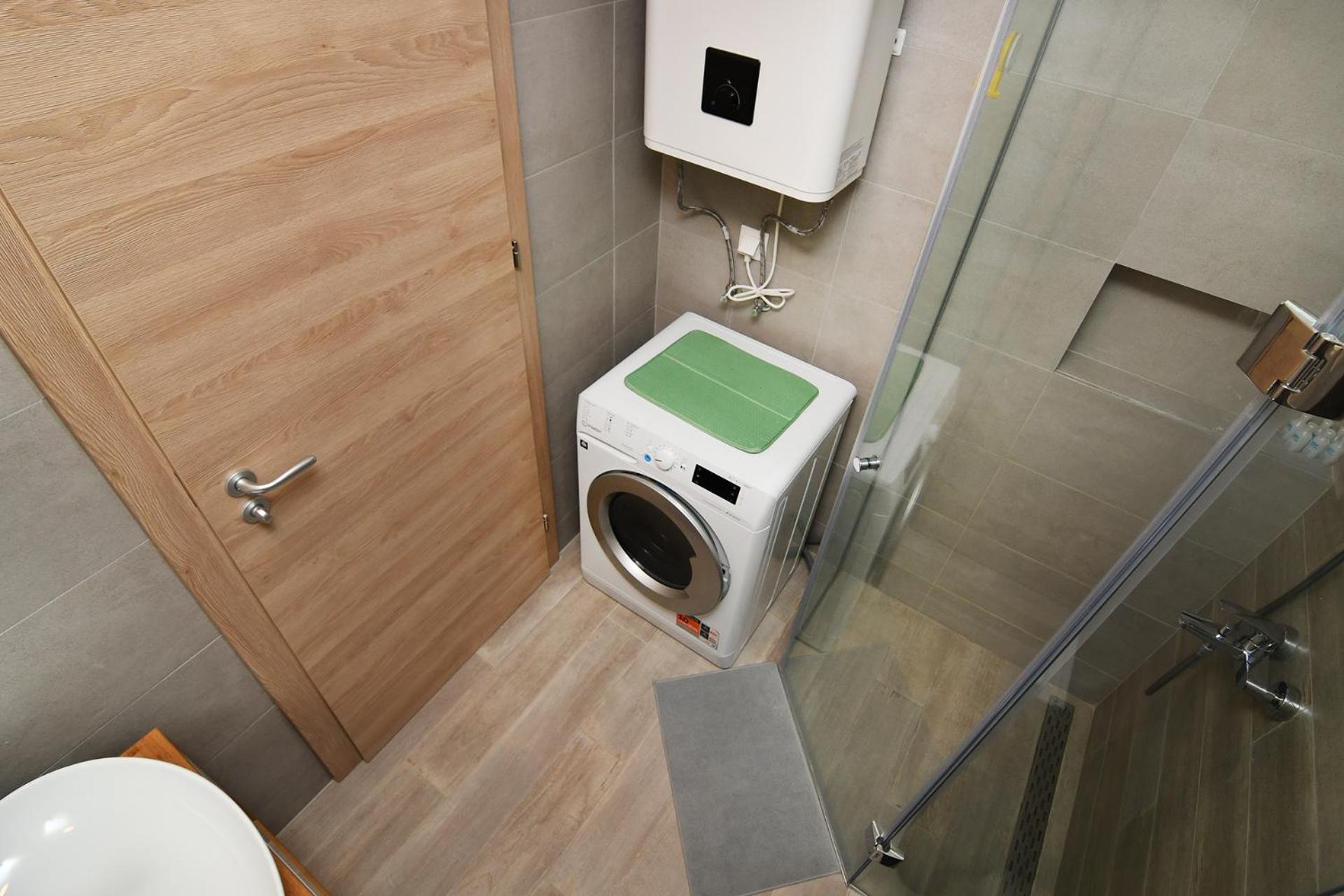 Free parking flats with WIFI and pool