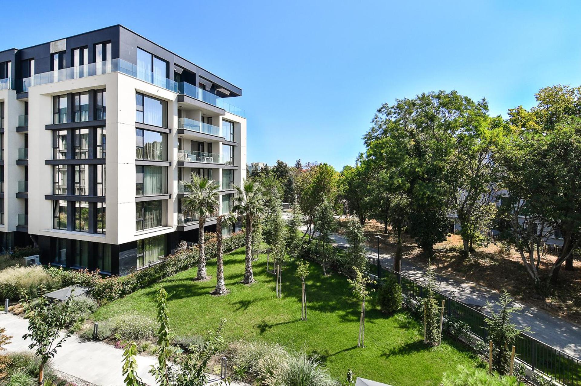 Free parking flats with WIFI and pool