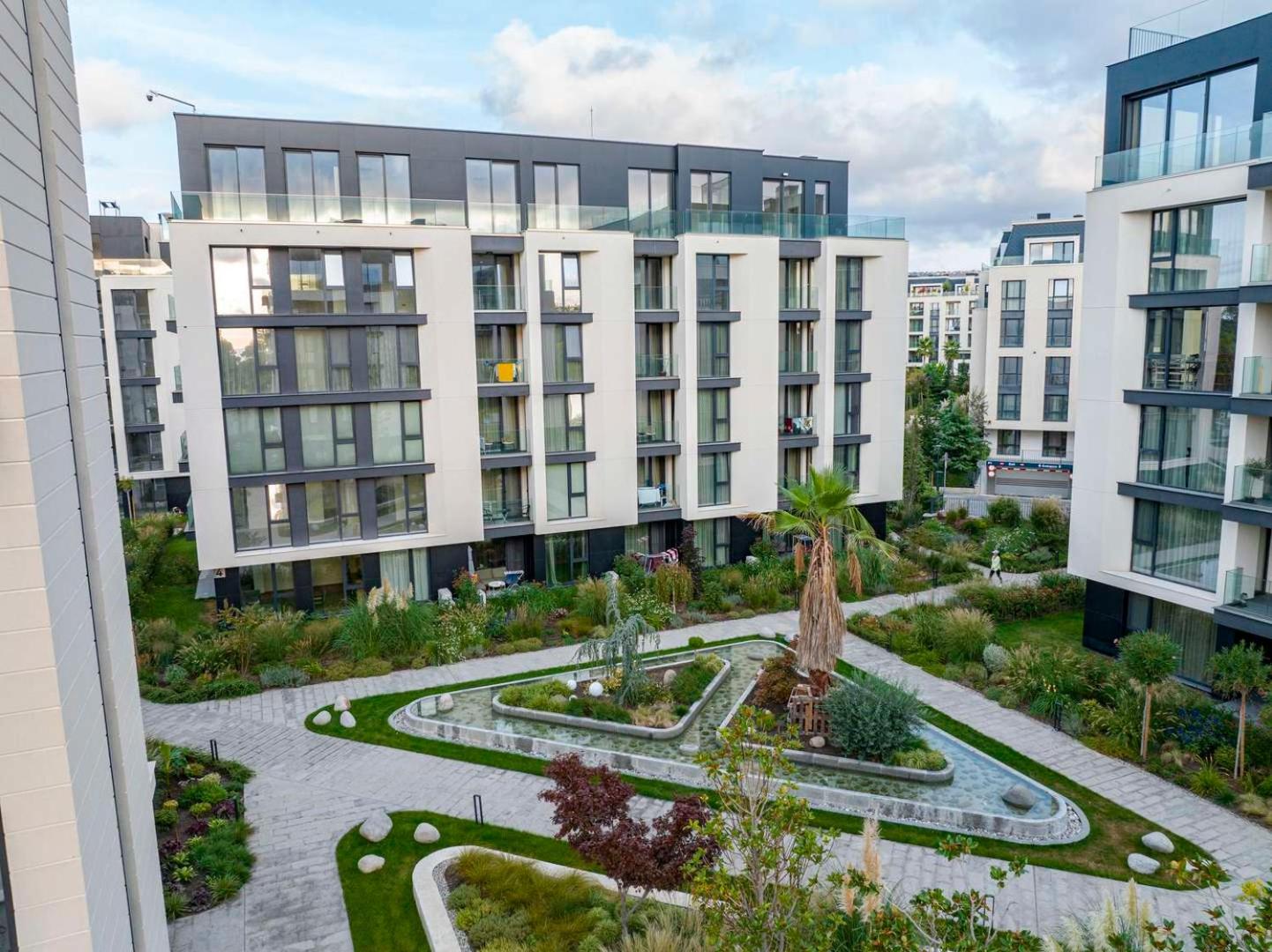 Free parking flats with WIFI and pool