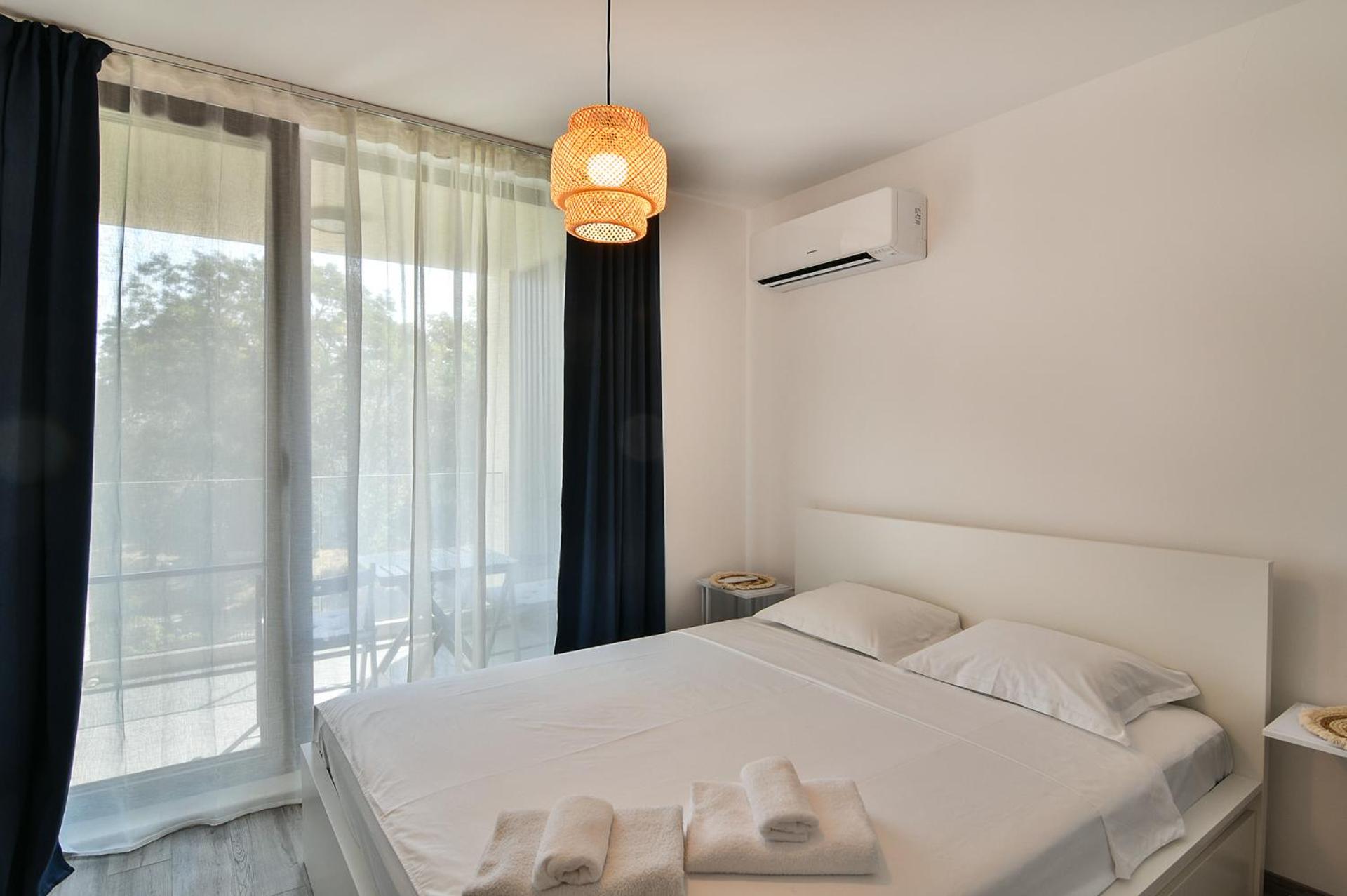 Free parking flats with WIFI and pool