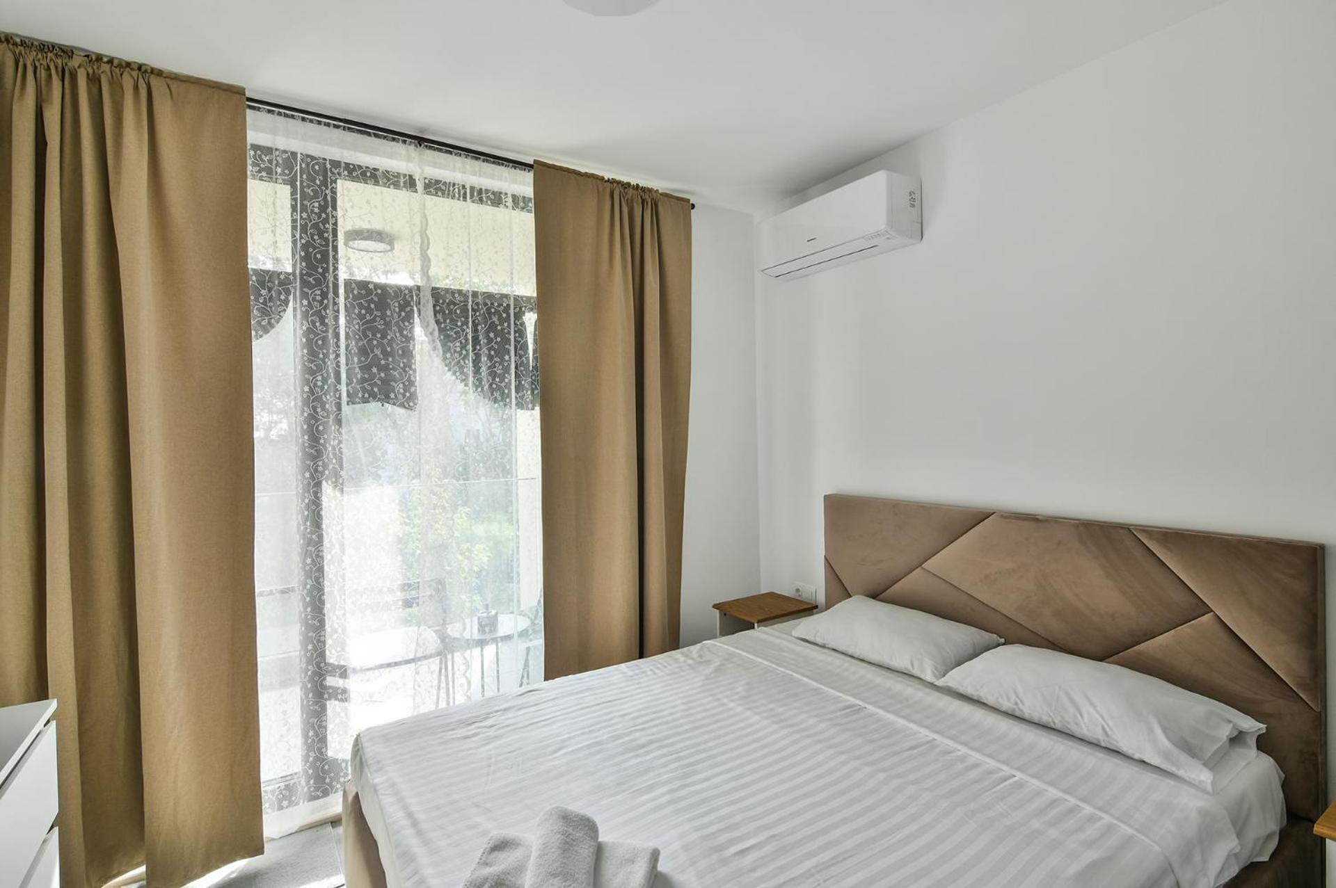 Free parking flats with WIFI and pool