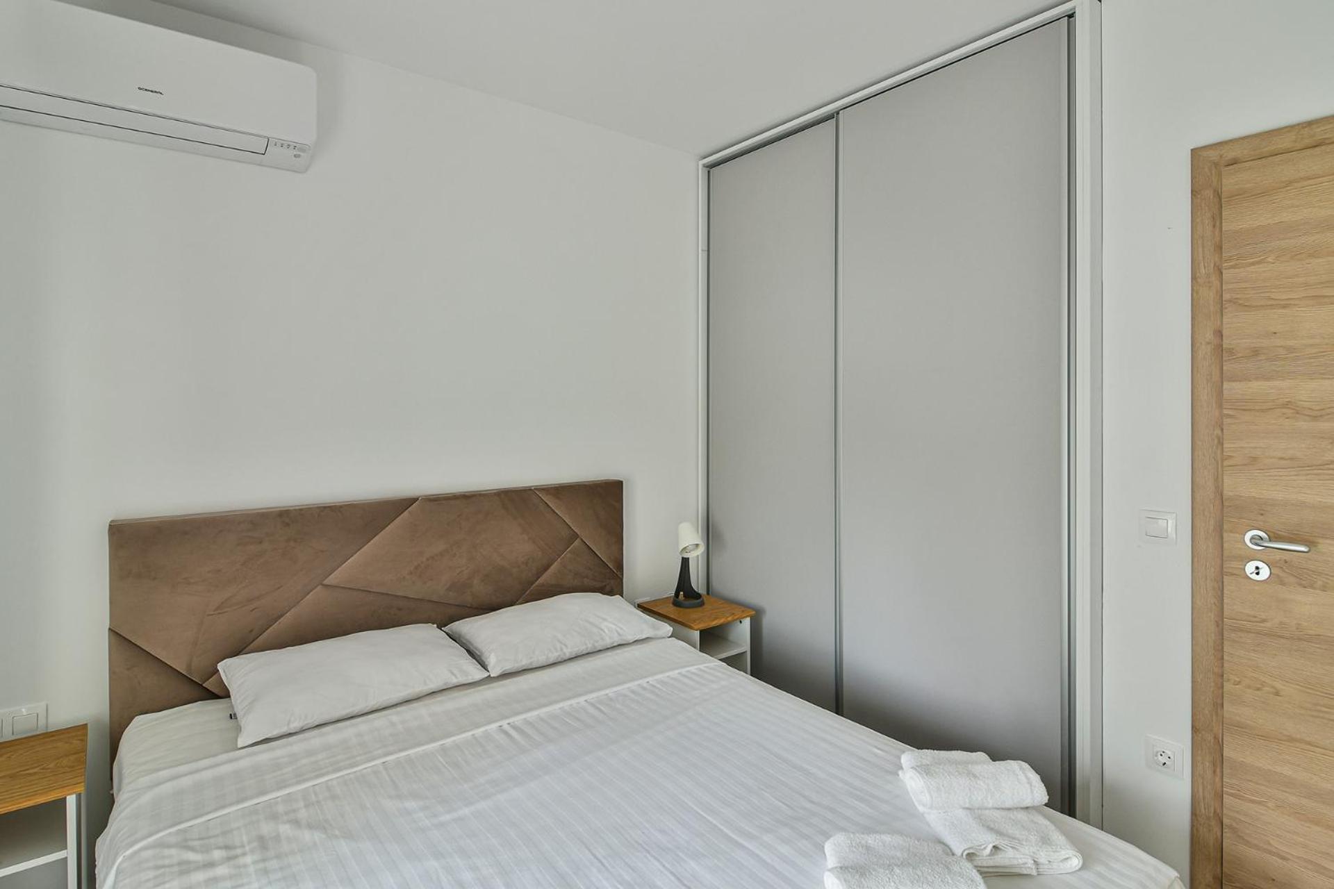 Free parking flats with WIFI and pool