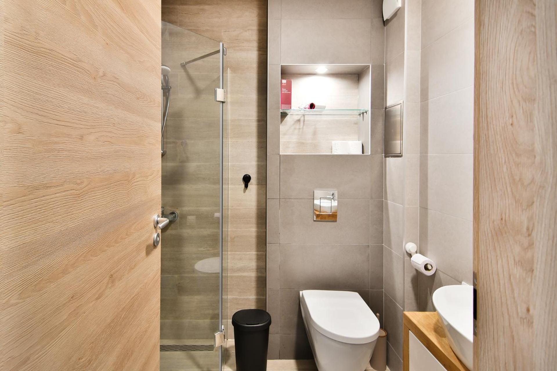 Free parking flats with WIFI and pool