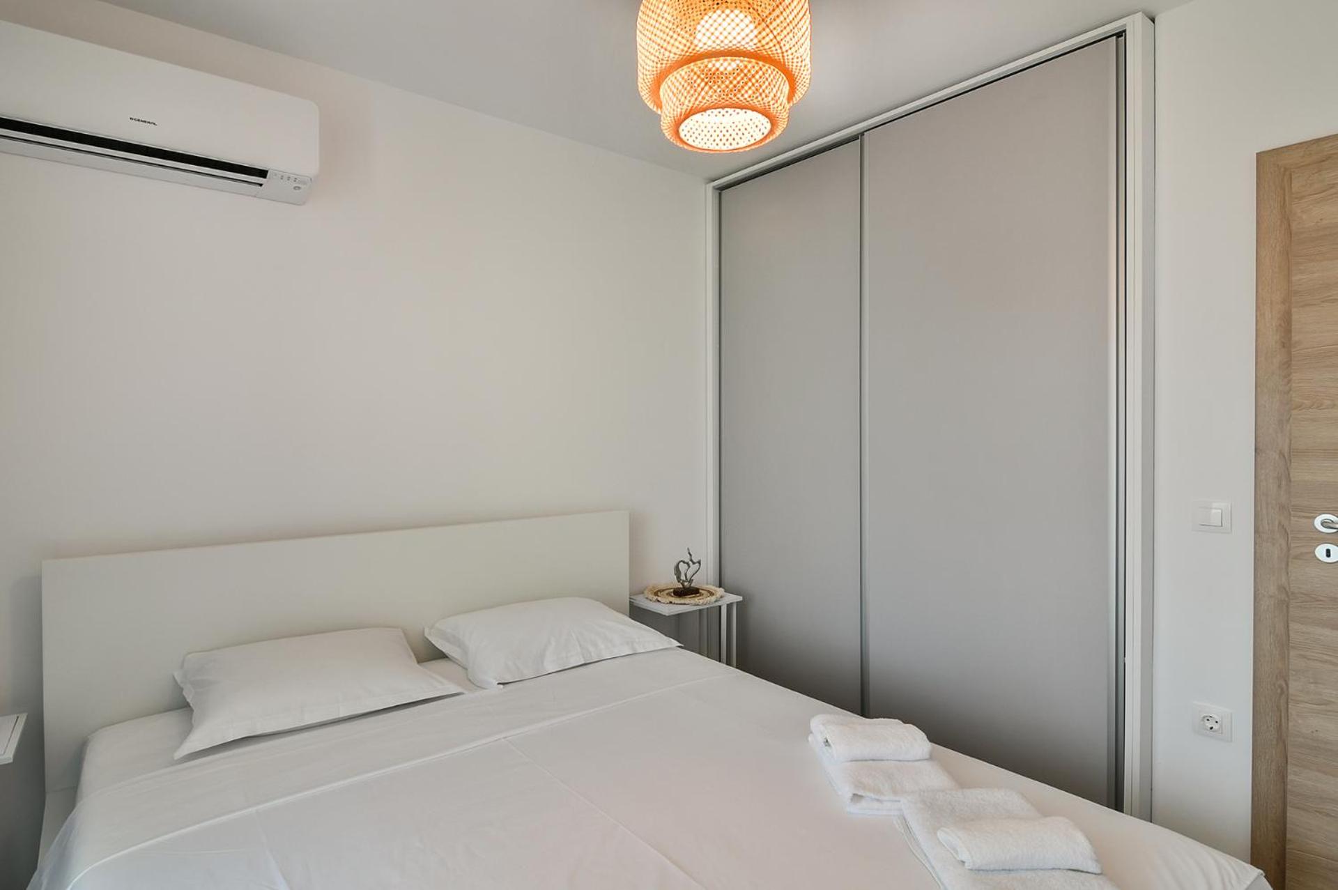 Free parking flats with WIFI and pool