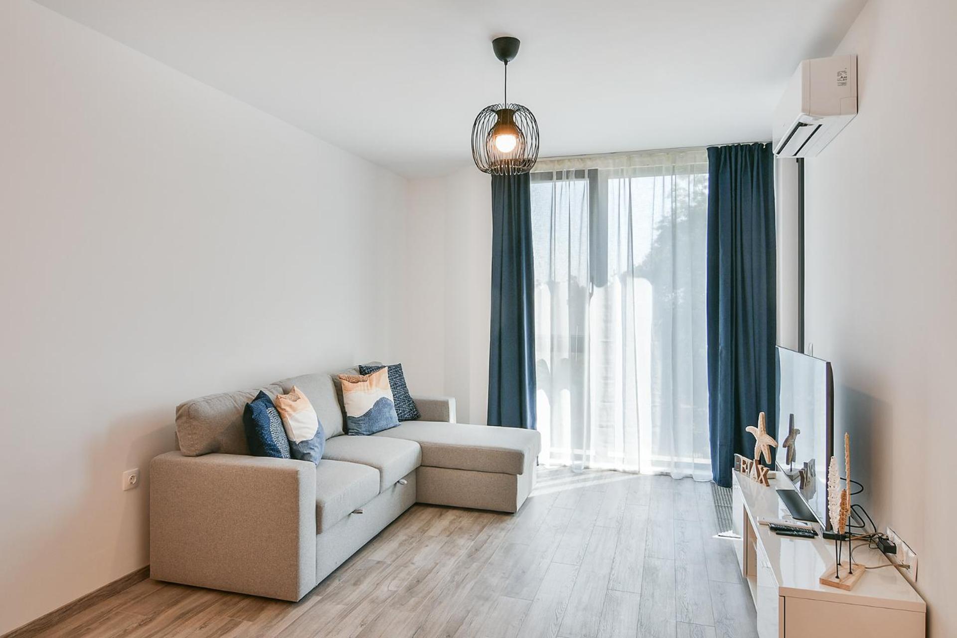 Free parking flats with WIFI and pool