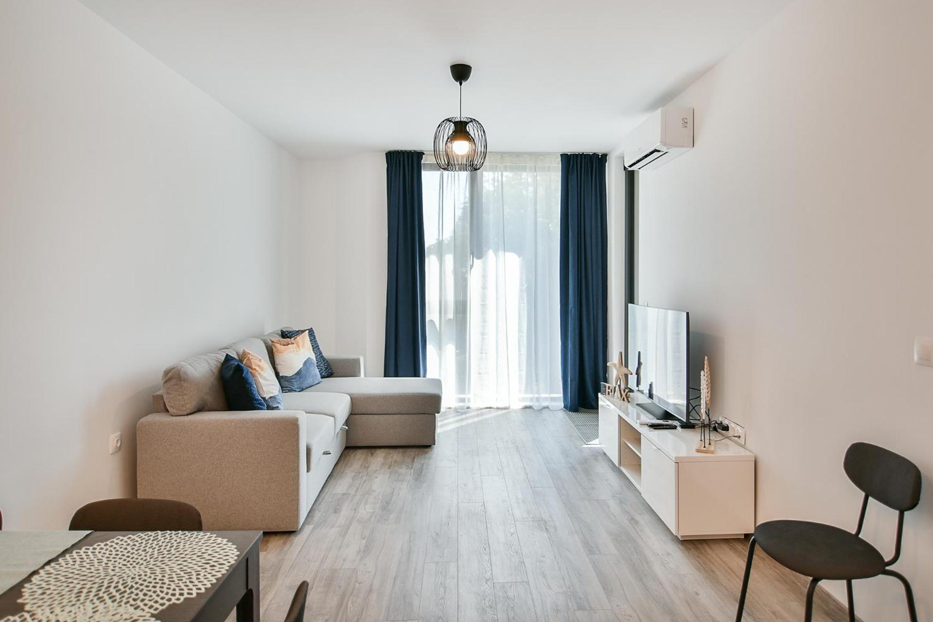 Free parking flats with WIFI and pool
