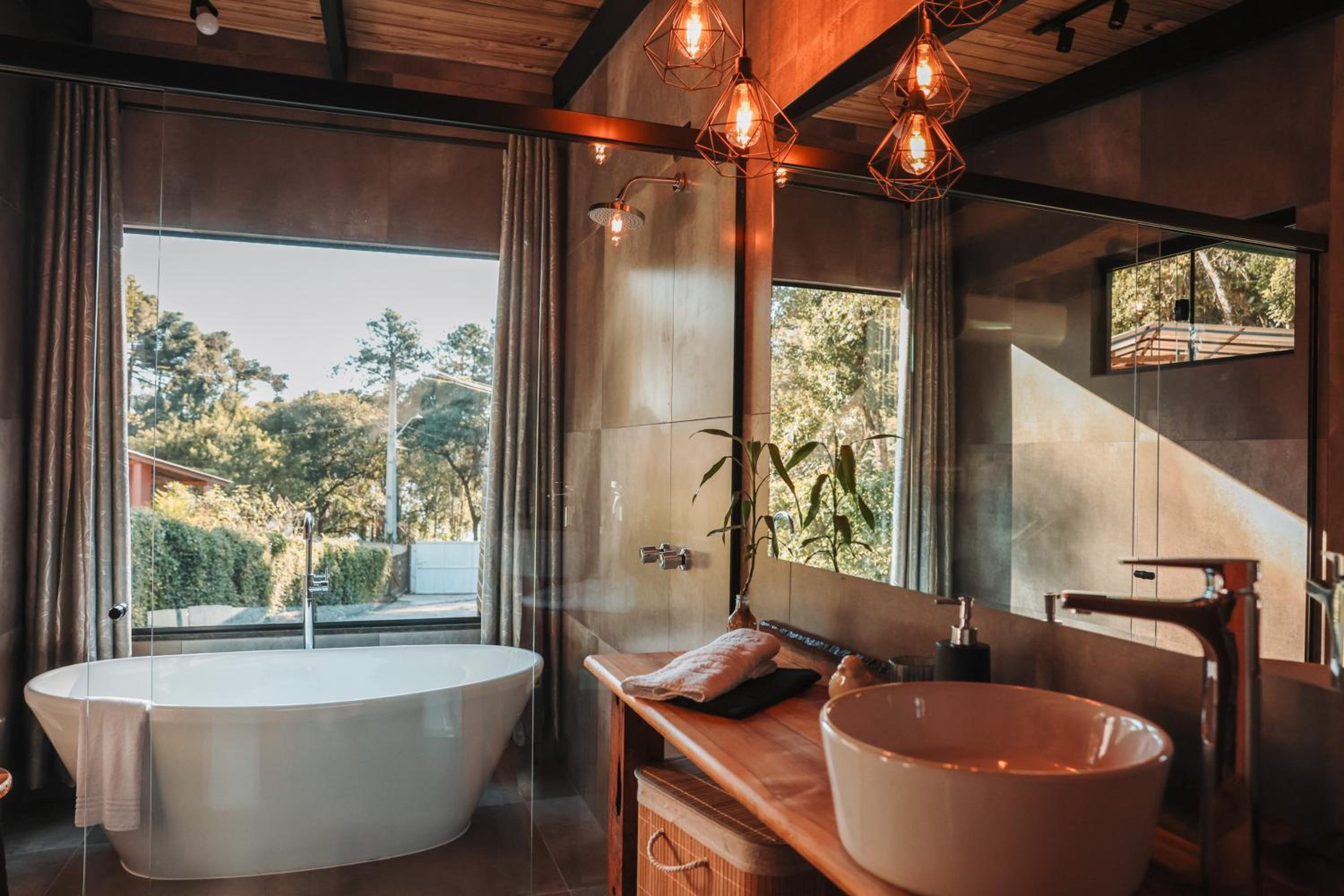 Chalé Romântico em Curitiba, climatizado com banheira - TinyHousePassauna