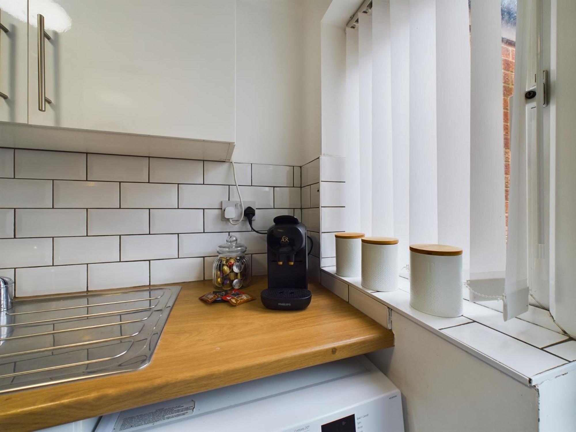 Charming Apartments - Cosy Retreat - short drive to city centre - Free parking photo 3