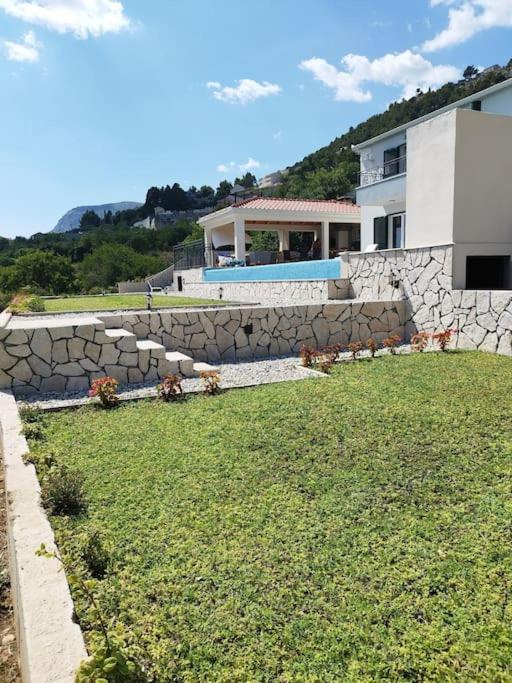 Secluded house - guaranteed privacy - heated pool view 3
