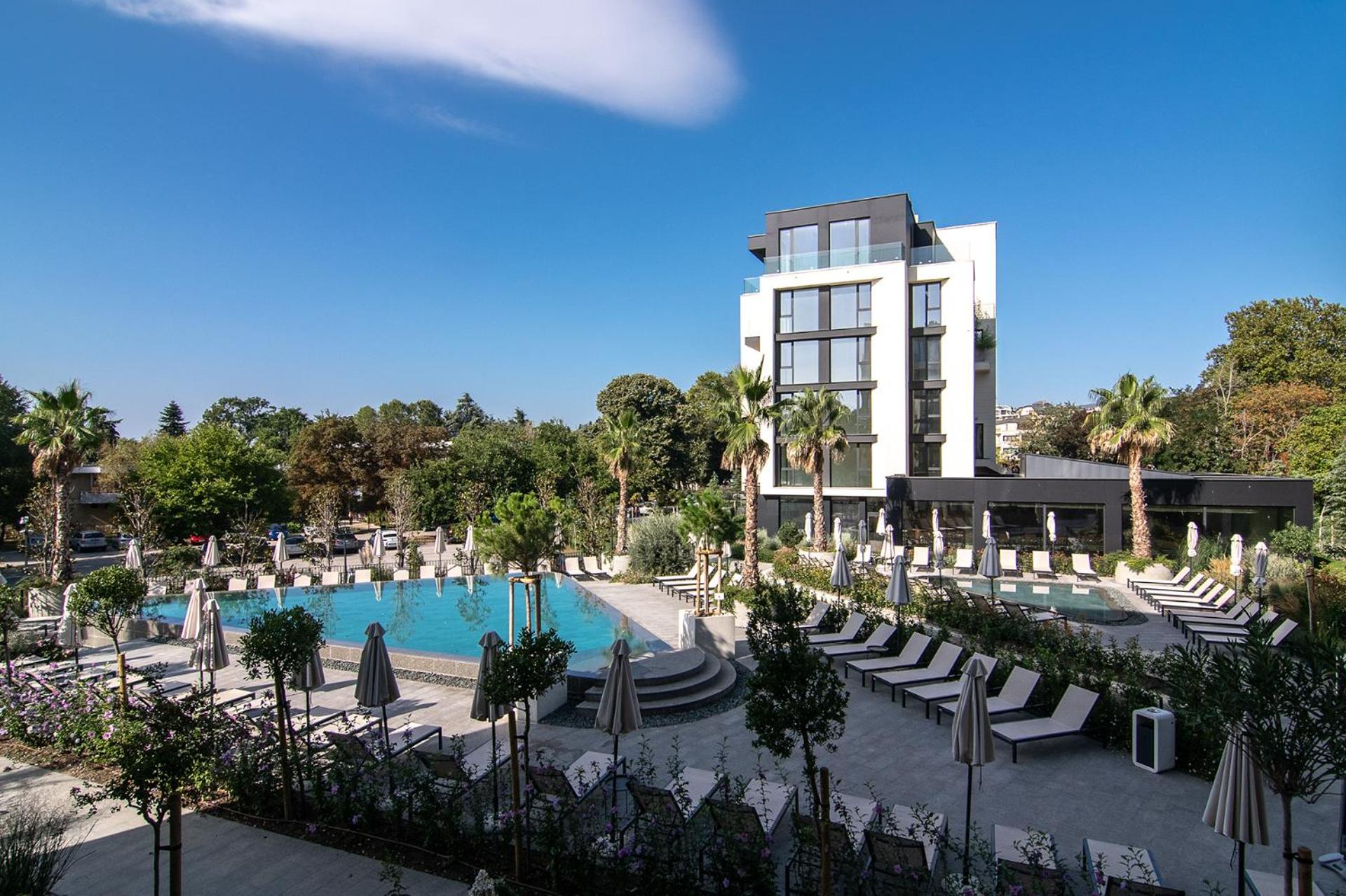 Free parking flats with WIFI and pool
