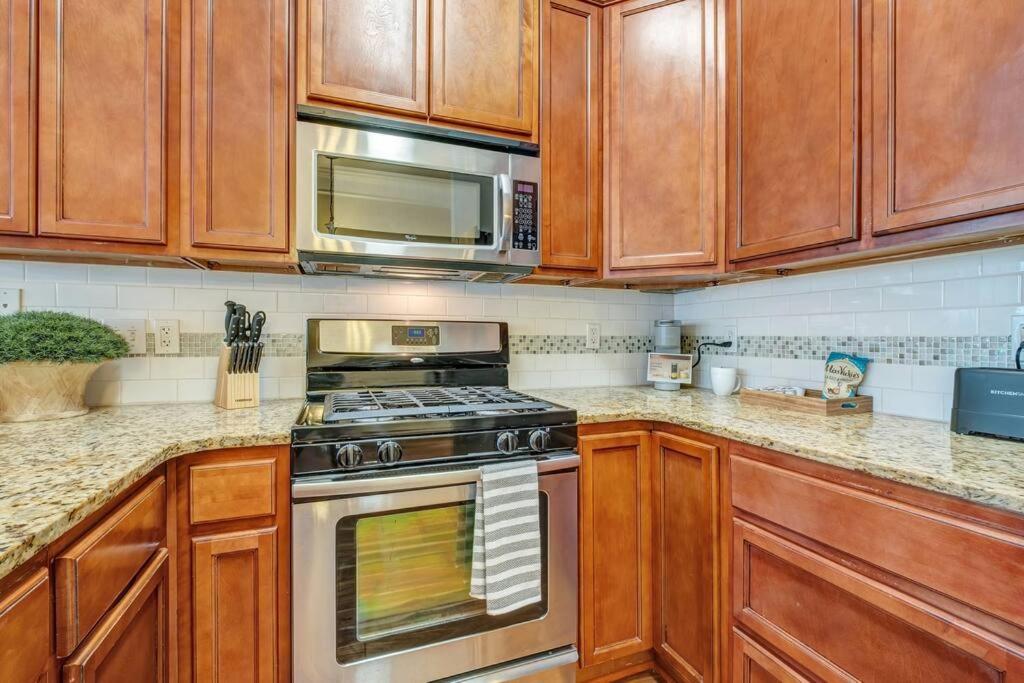 The Midtown Dream, Close to Downtown Pets Welcome view 3