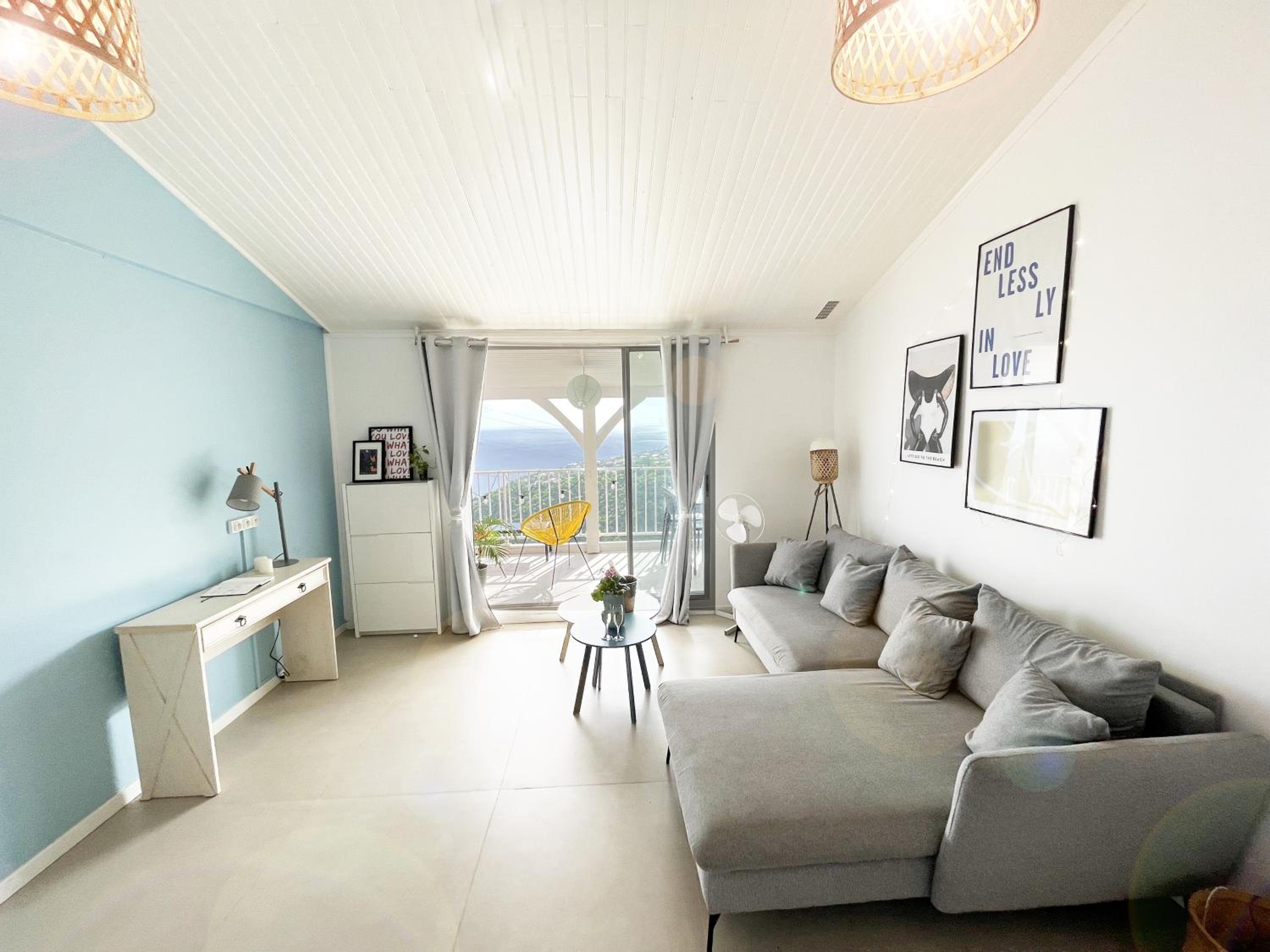 Le cocon bleu , Magnifique T2, vue mer panoramique proche plage et centre ville, Schoelcher