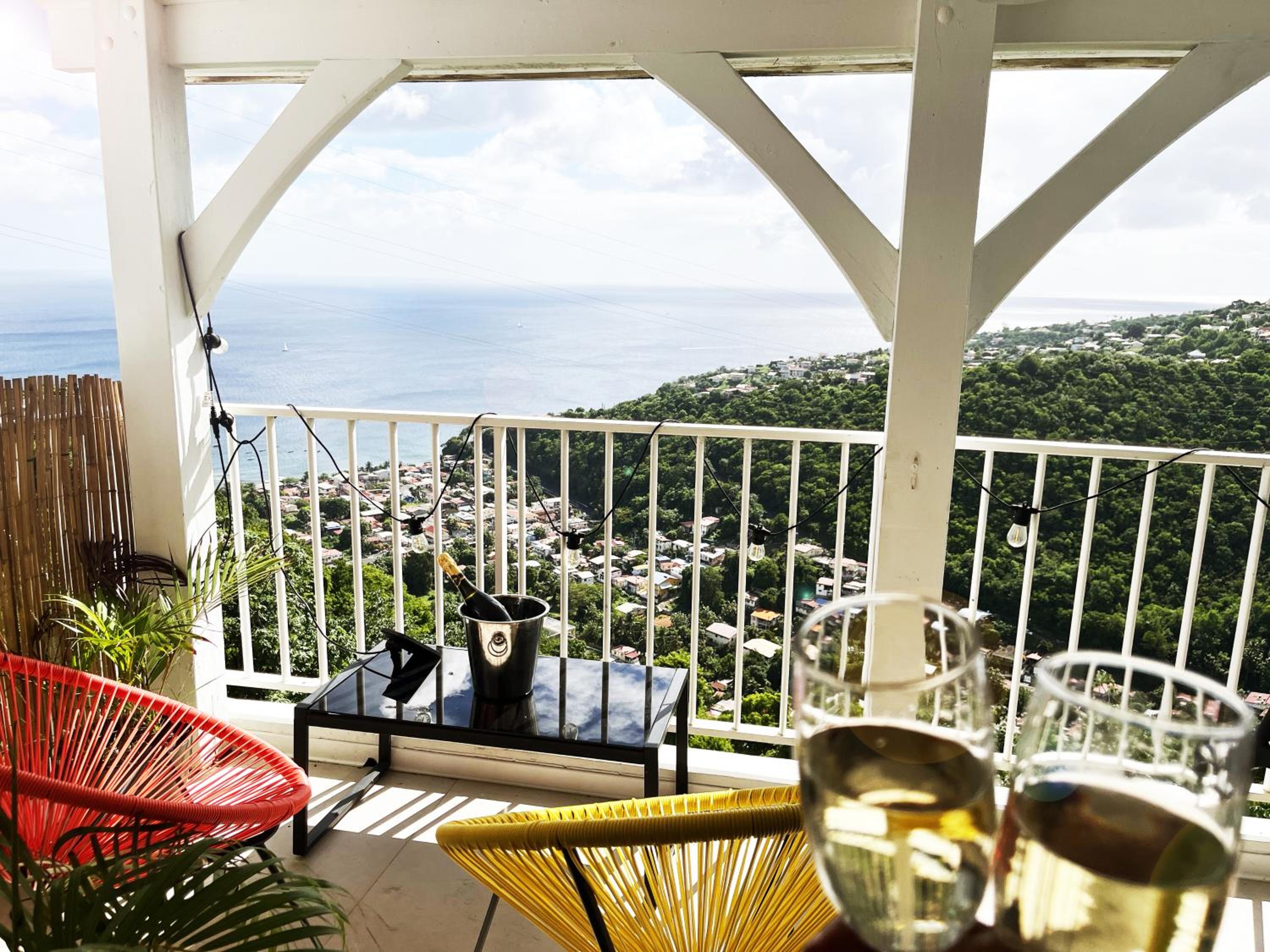 Le cocon bleu , Magnifique T2, vue mer panoramique proche plage et centre ville, Schoelcher