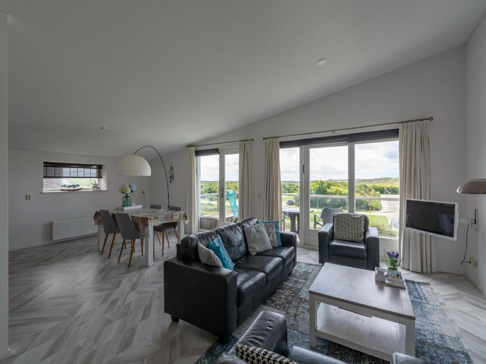 Phenomenal Beachside apartment with balcony view 2