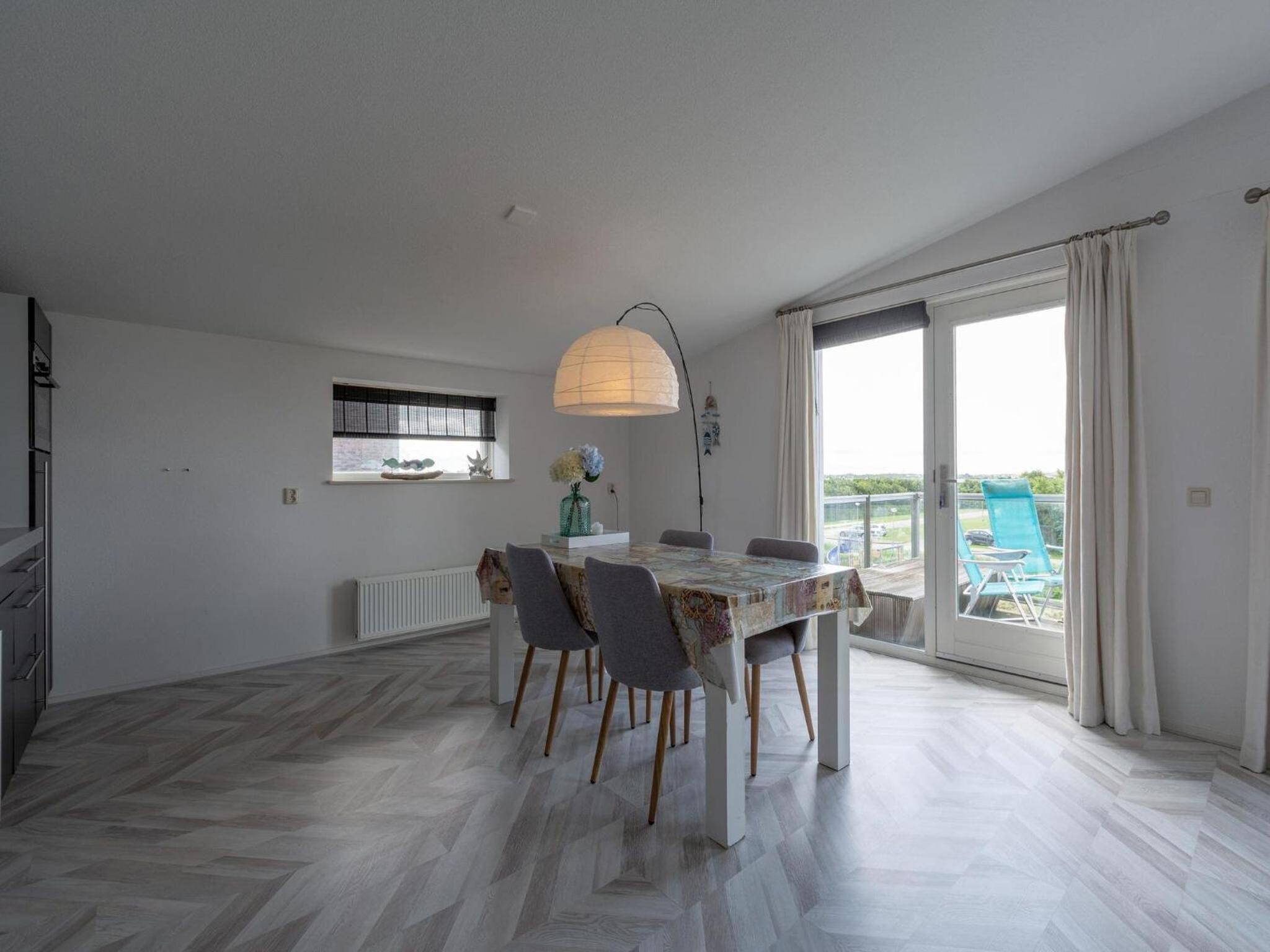 Phenomenal Beachside apartment with balcony view 3