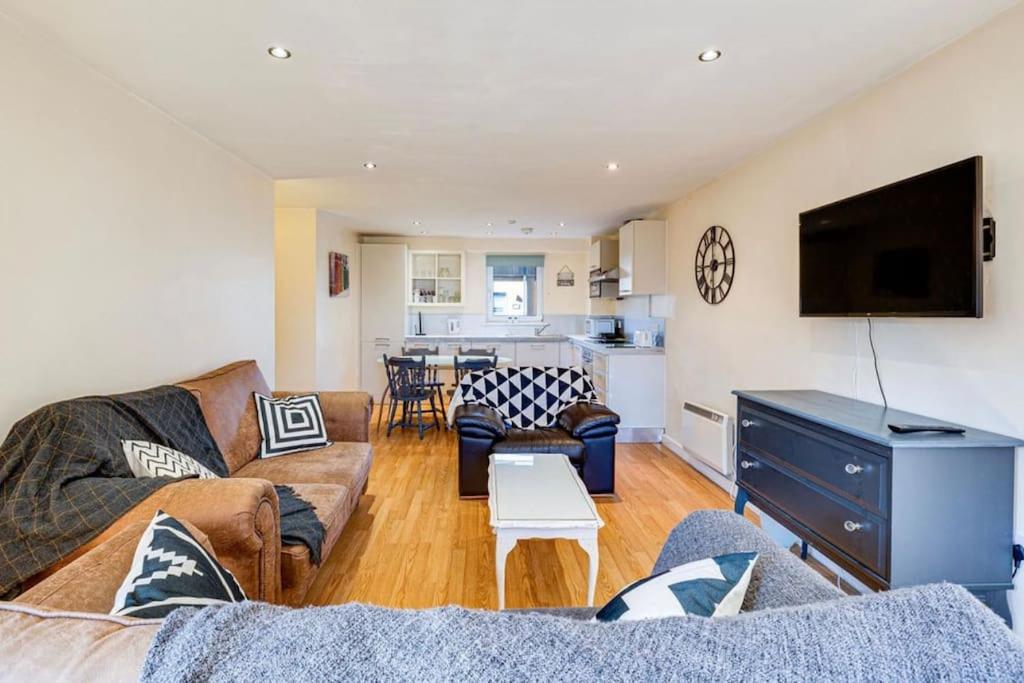 Luxury 2BR Apartment - Prime Location - Parking view 3