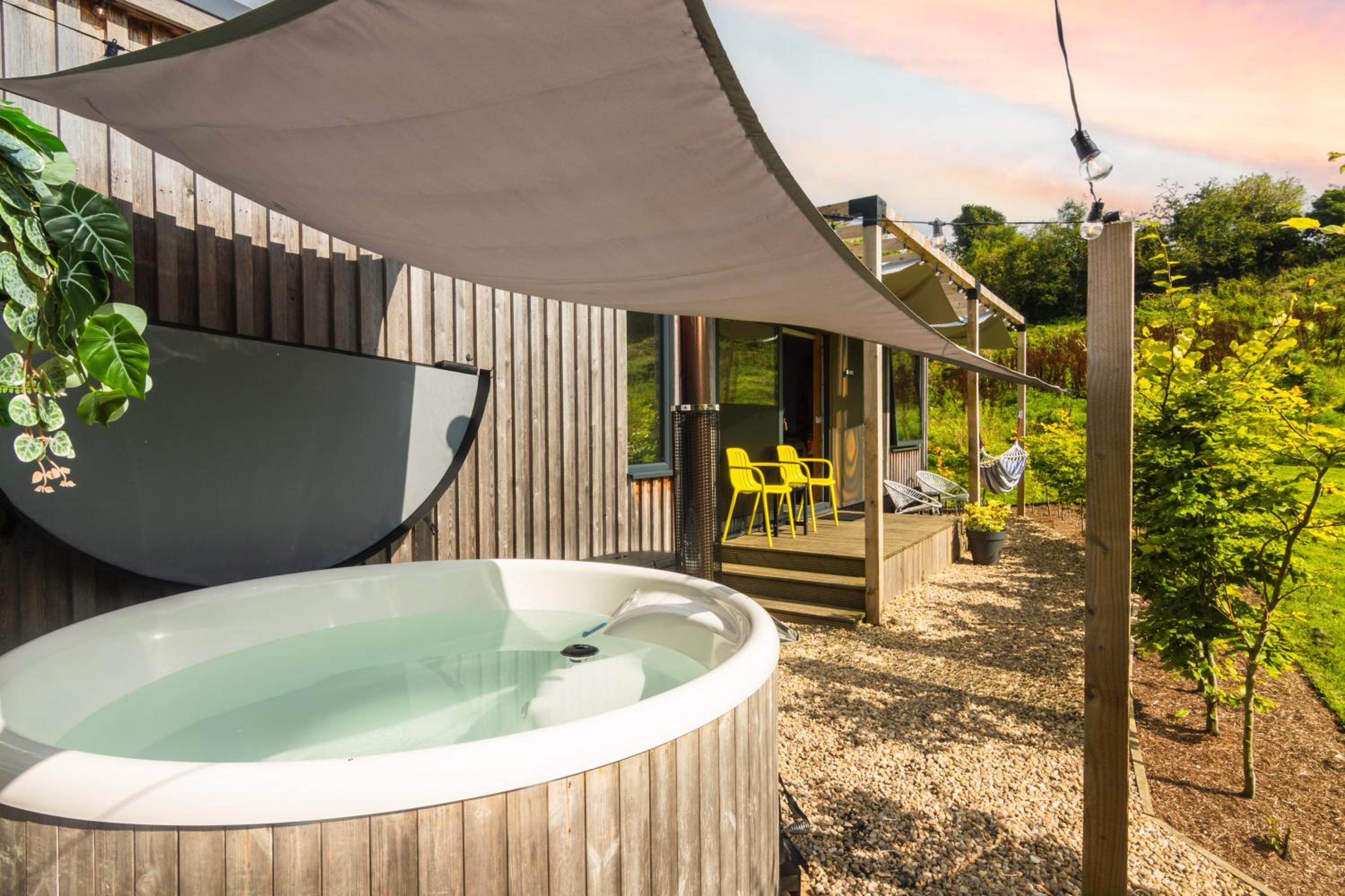 The Hive - Unique Hot Tub Cabin in Millport