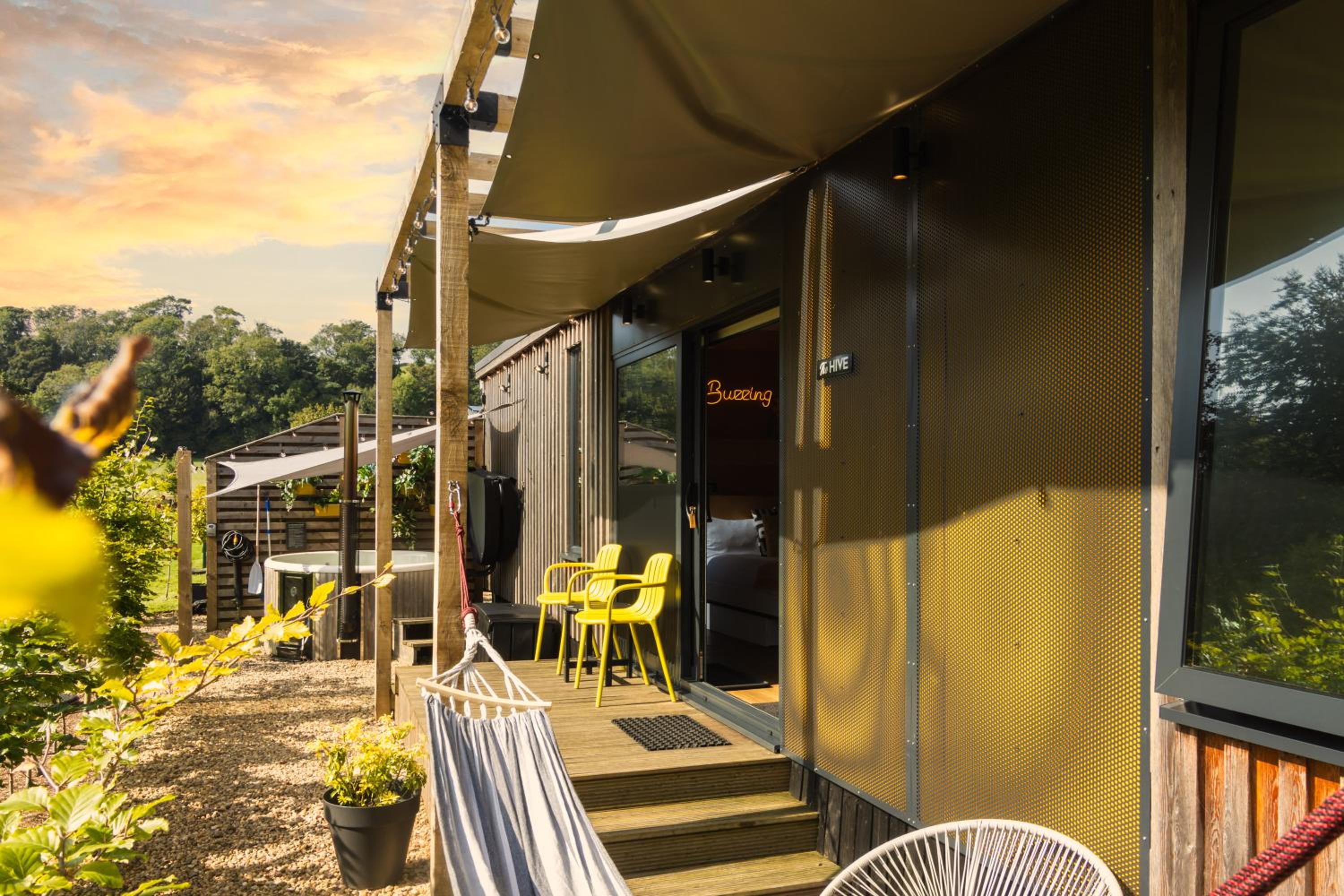 The Hive - Unique Hot Tub Cabin in Millport
