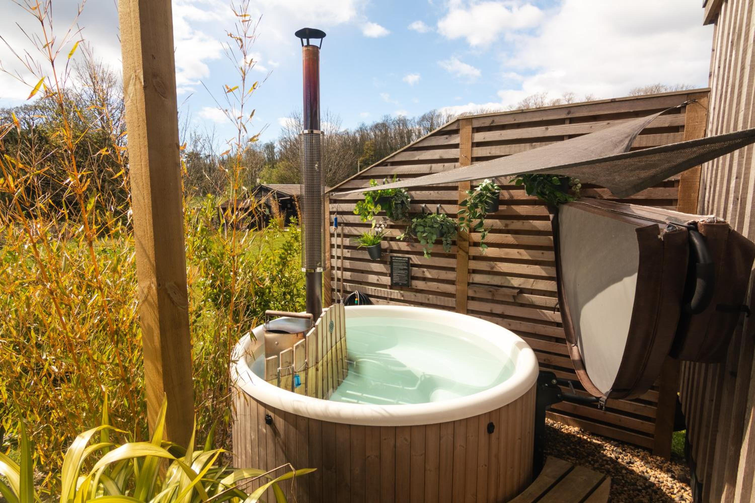 The Jungle - Unique Hot Tub Cabin in Millport
