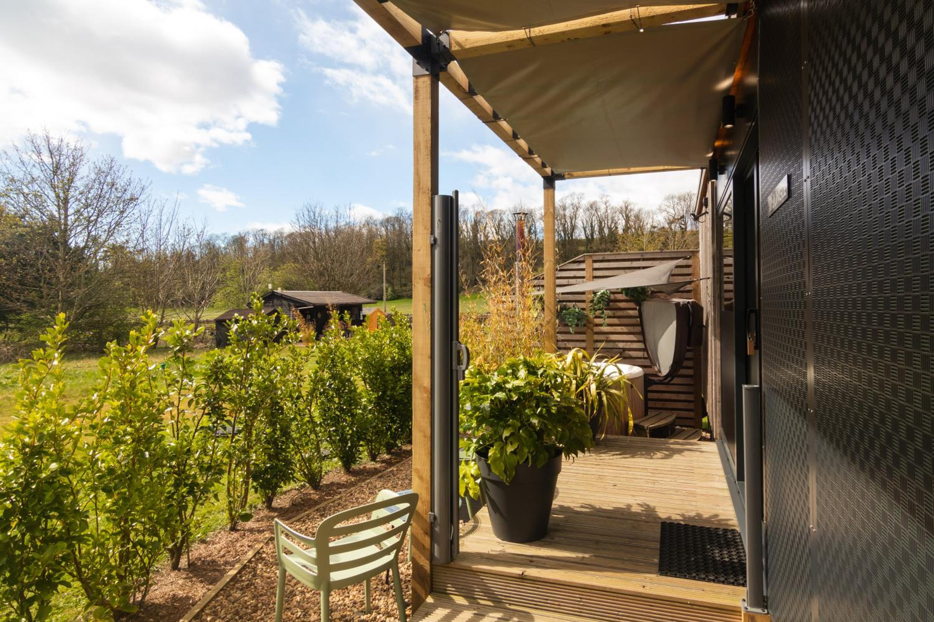 The Jungle - Unique Hot Tub Cabin in Millport