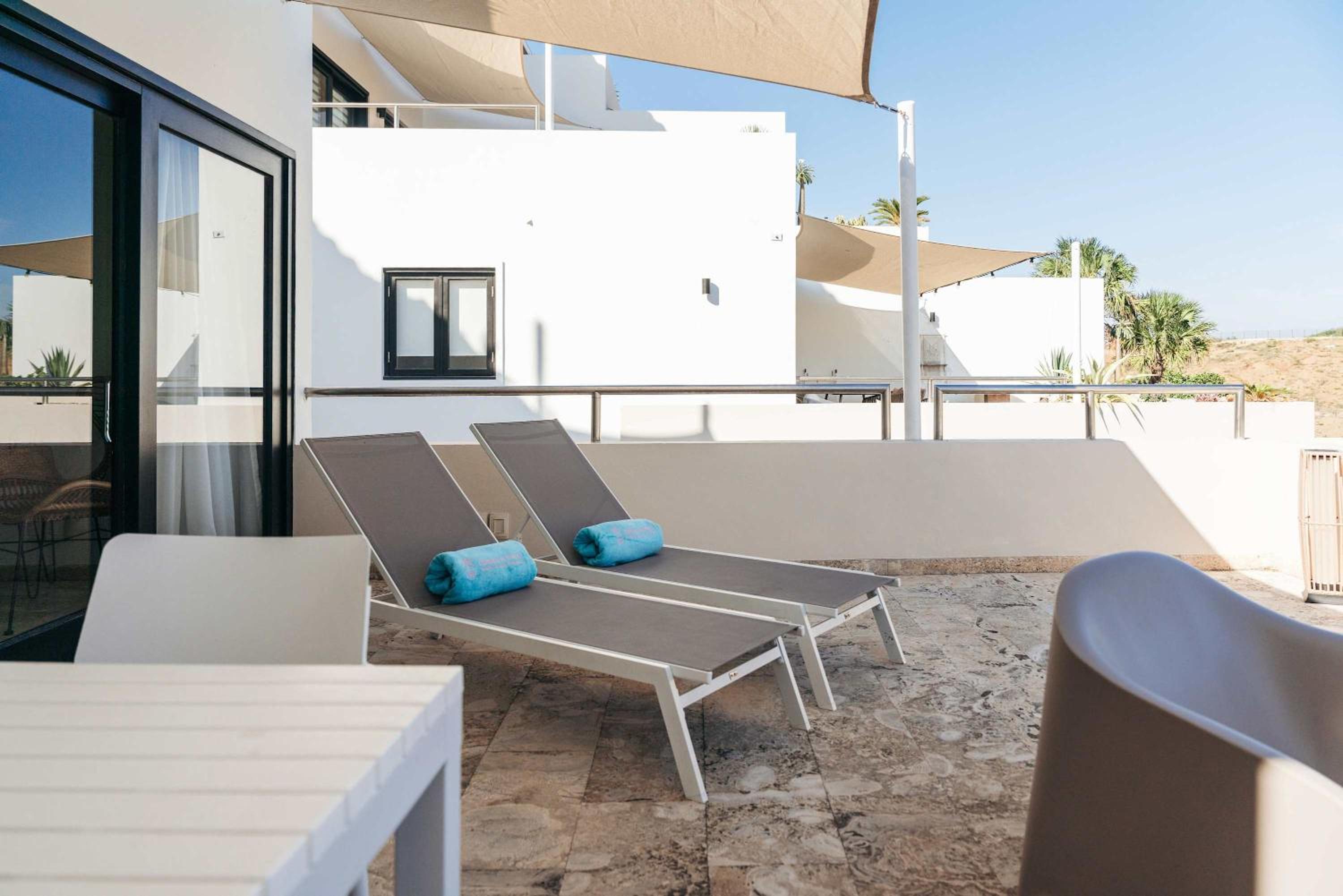 Seabreeze Retreat Stylish Blue Bay Residence